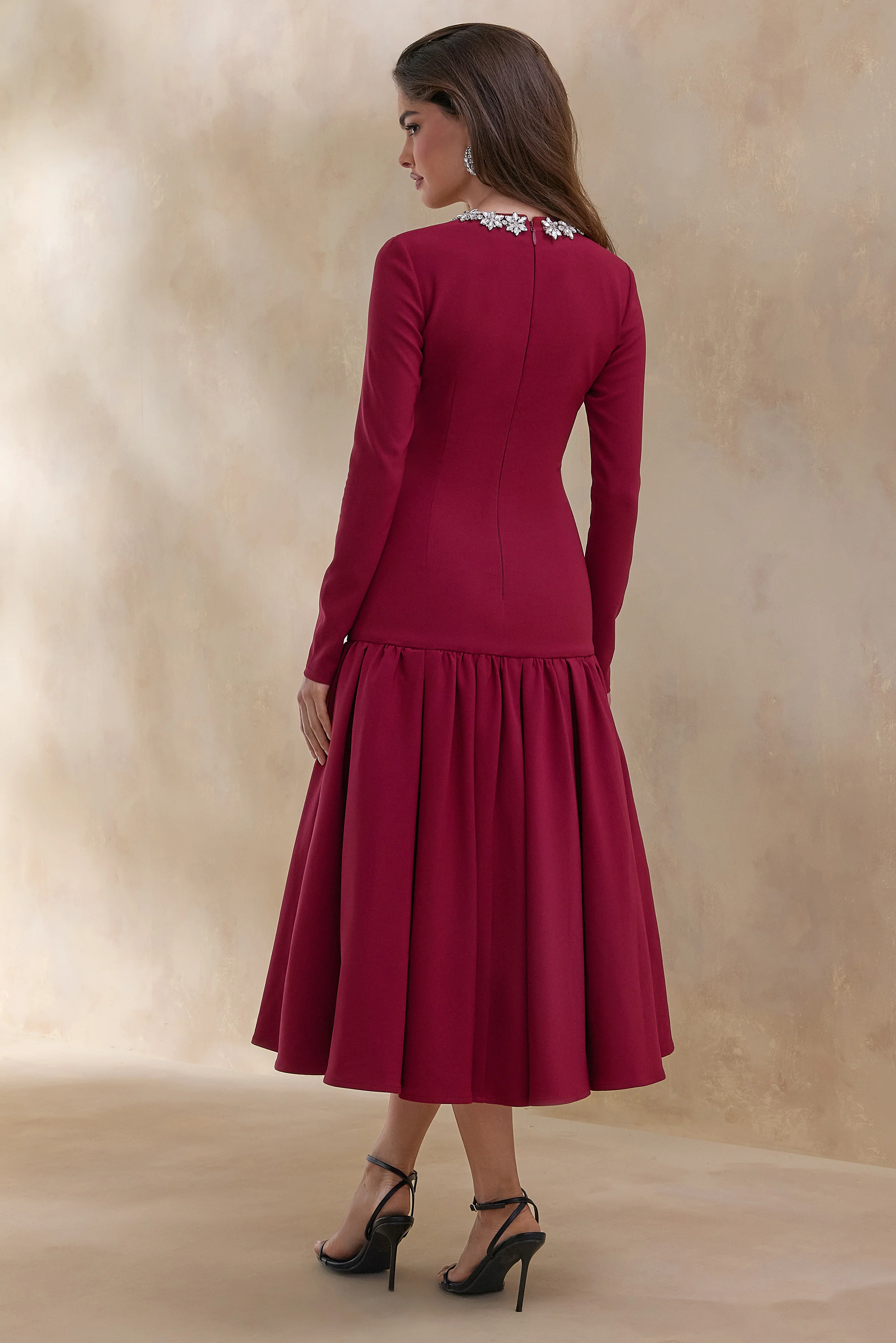 Jovana | Burgunderrotes handverziertes Midikleid mit Rundhalsausschnitt und tiefer Taille - Image 2