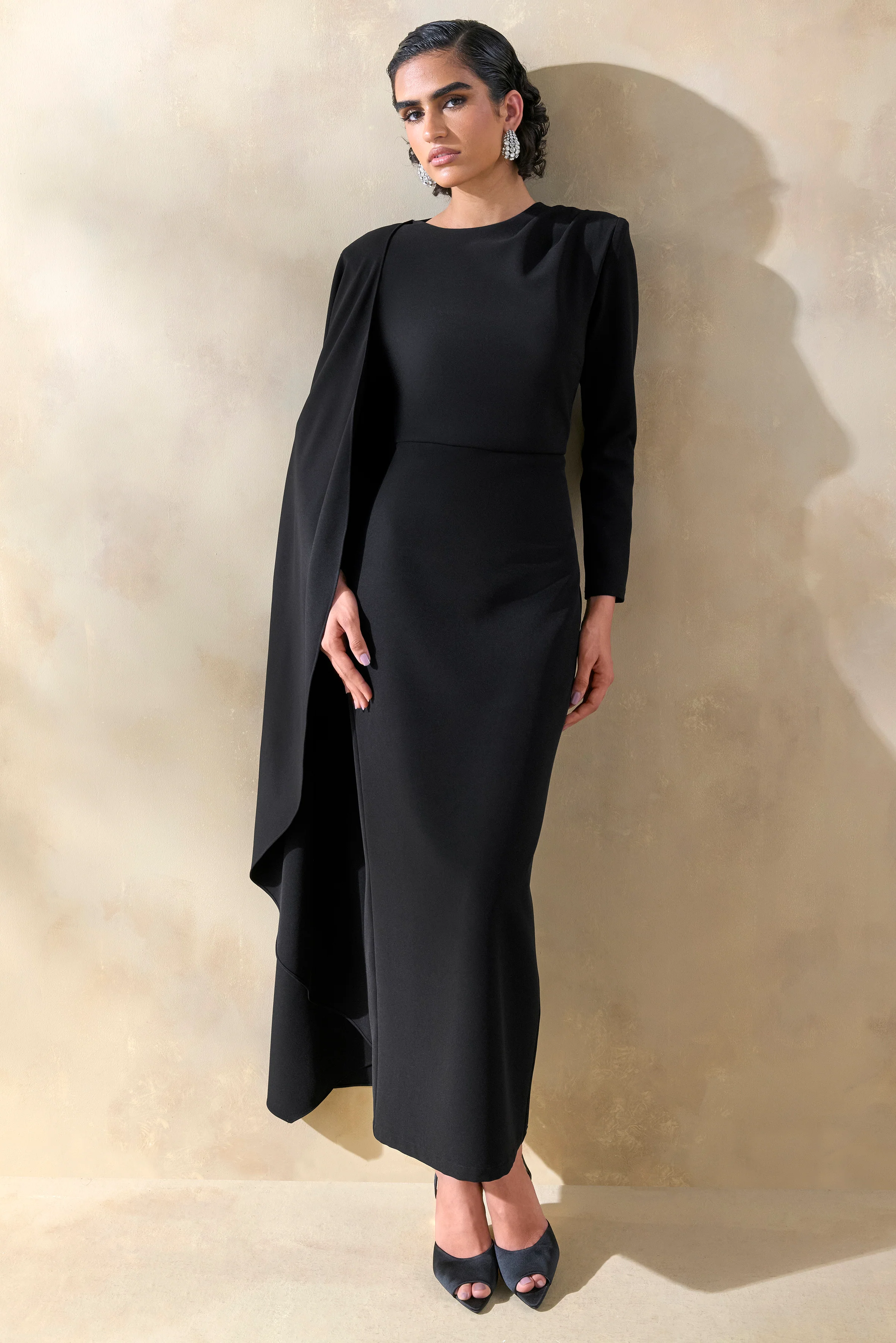 Jovea | Schwarzes Maxikleid aus Crêpe mit Rundhalsausschnitt und Cape-Ärmel - Image 5