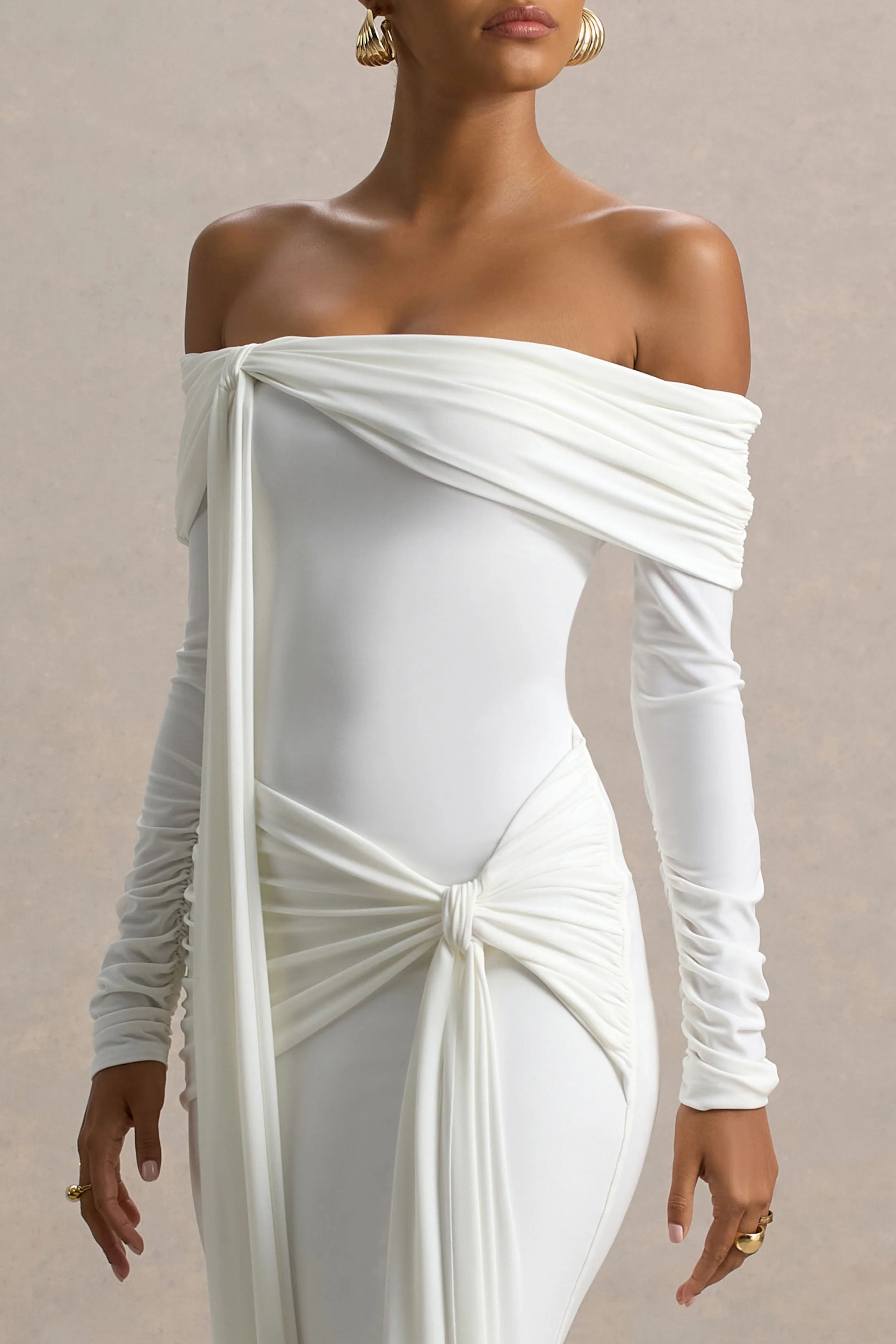 Jovie | Weißes Maxikleid im Bardot-Stil mit Wickeloptik und Schleifendetail - Image 3