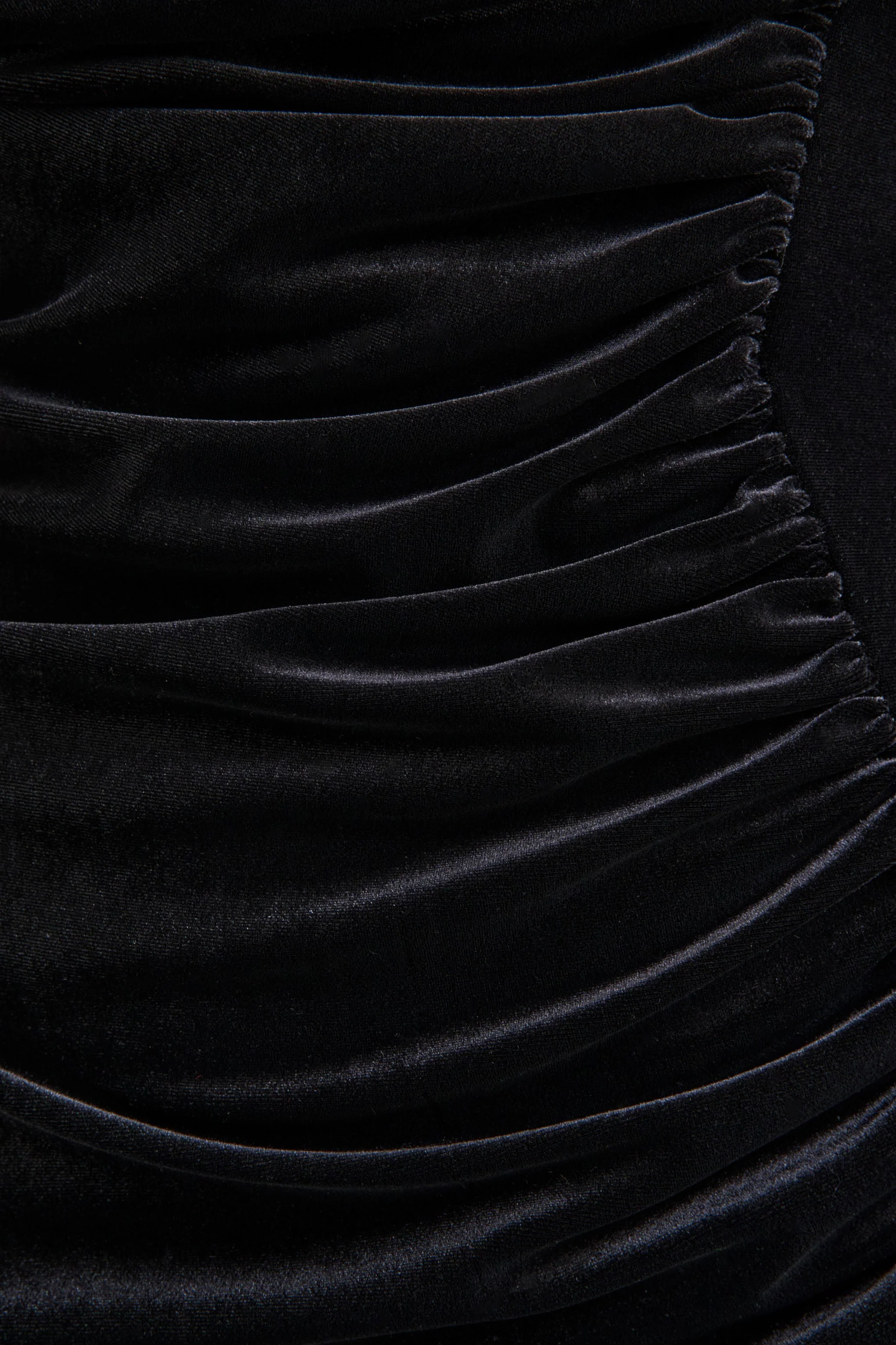 Jovita | Schwarzes Maxikleid aus Samt mit Rundhalsausschnitt und drapierten Raffungen - Image 4