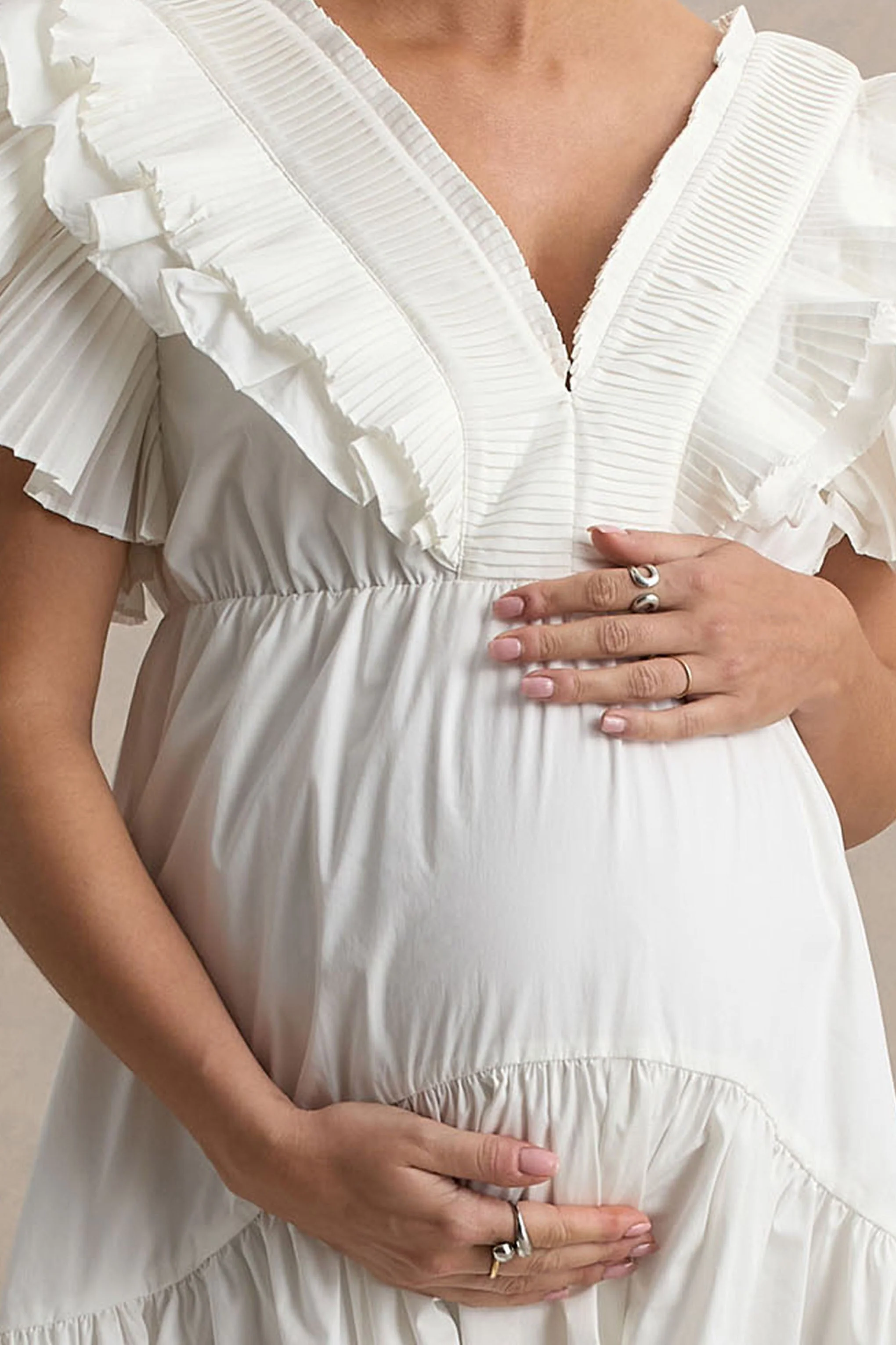 Judie | Weißes Popeline-Minikleid mit V-Ausschnitt und Rüschen - Image 6