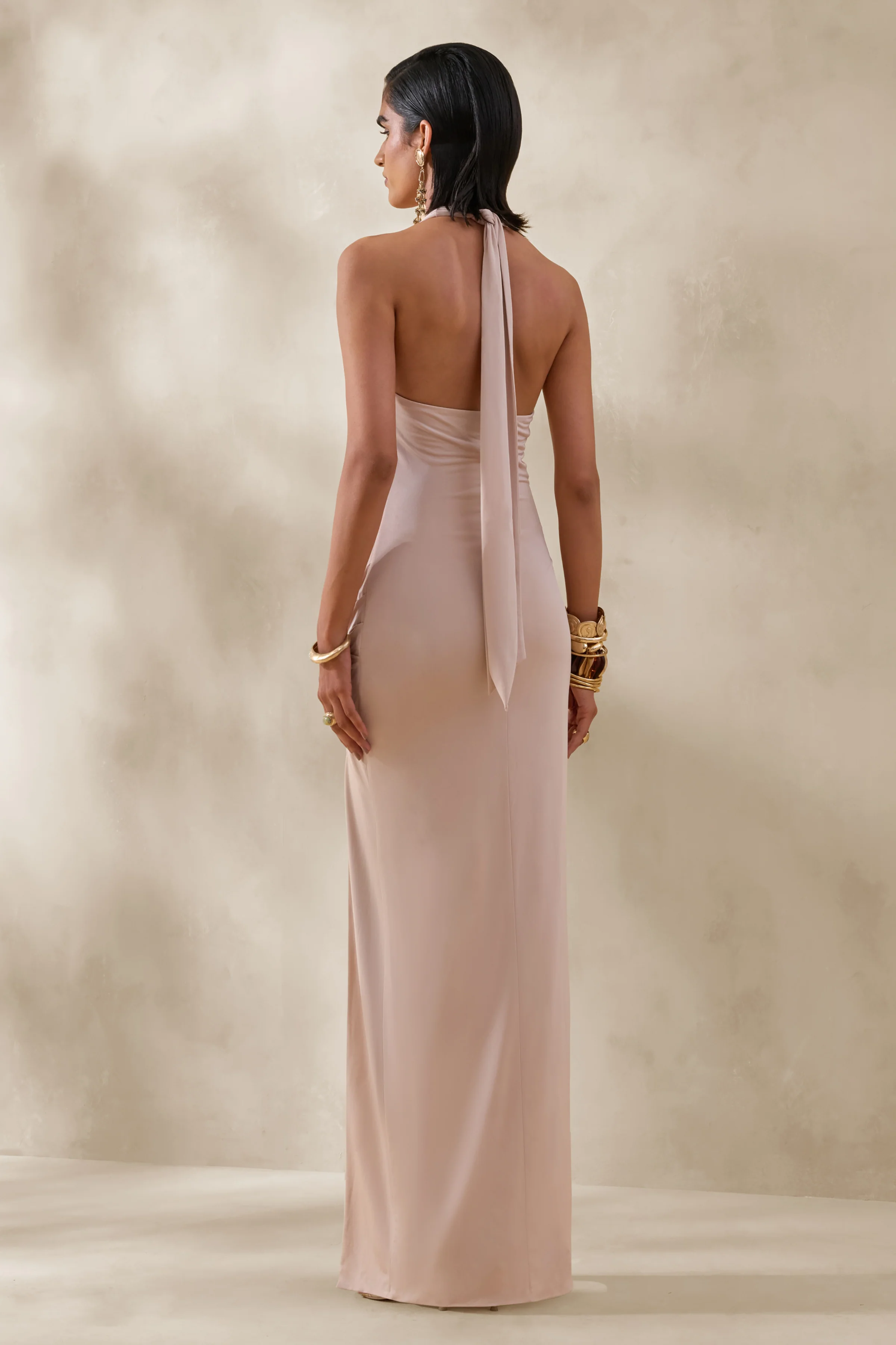 Junia | Champagnerfarbenes Maxikleid mit tiefem V-Ausschnitt und Wickel-Detail - Image 2