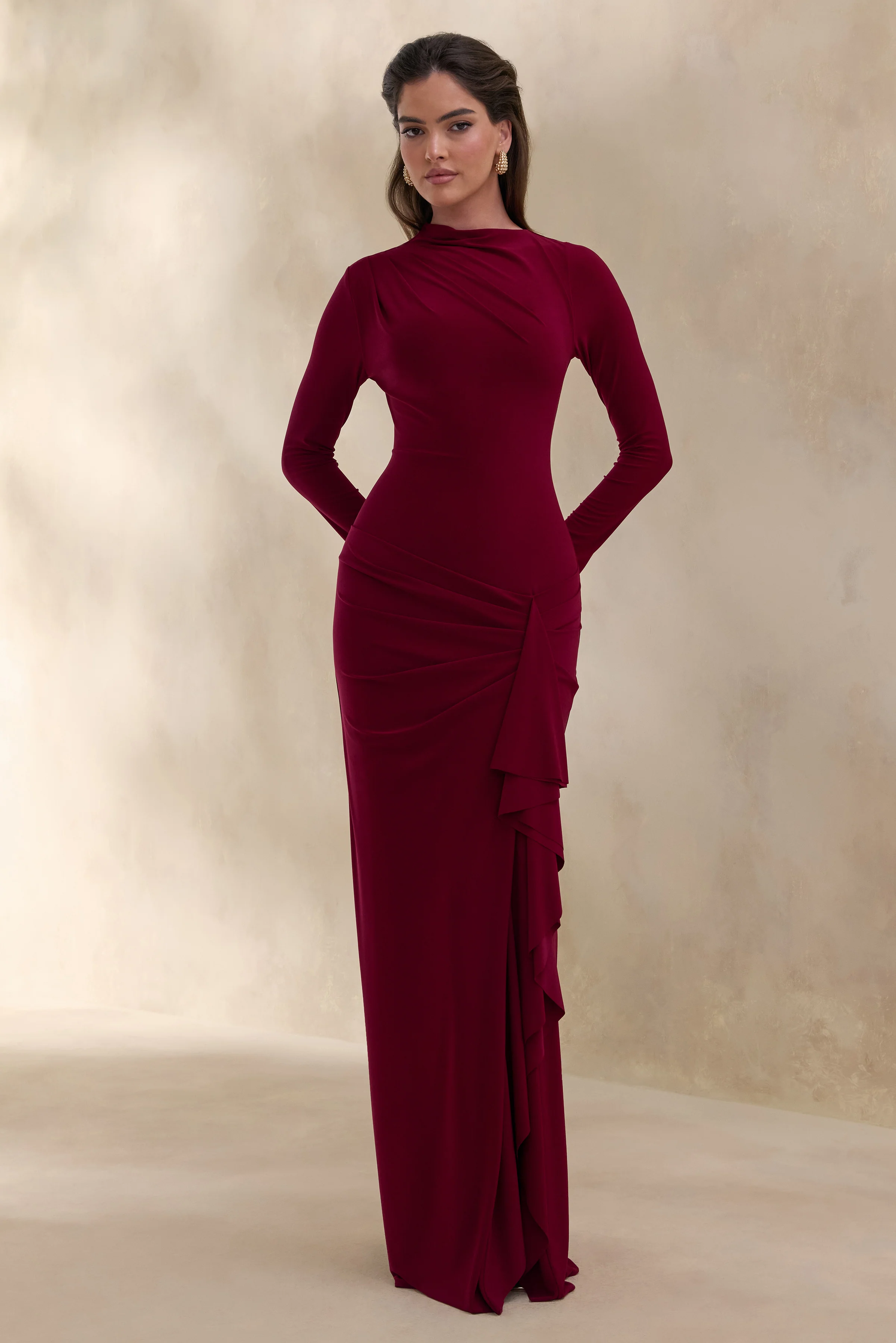 Karessa | Beerenfarbenes Maxikleid mit hohem Auschnitt, Raffdetails und hohem Frontschlitz - Image 4