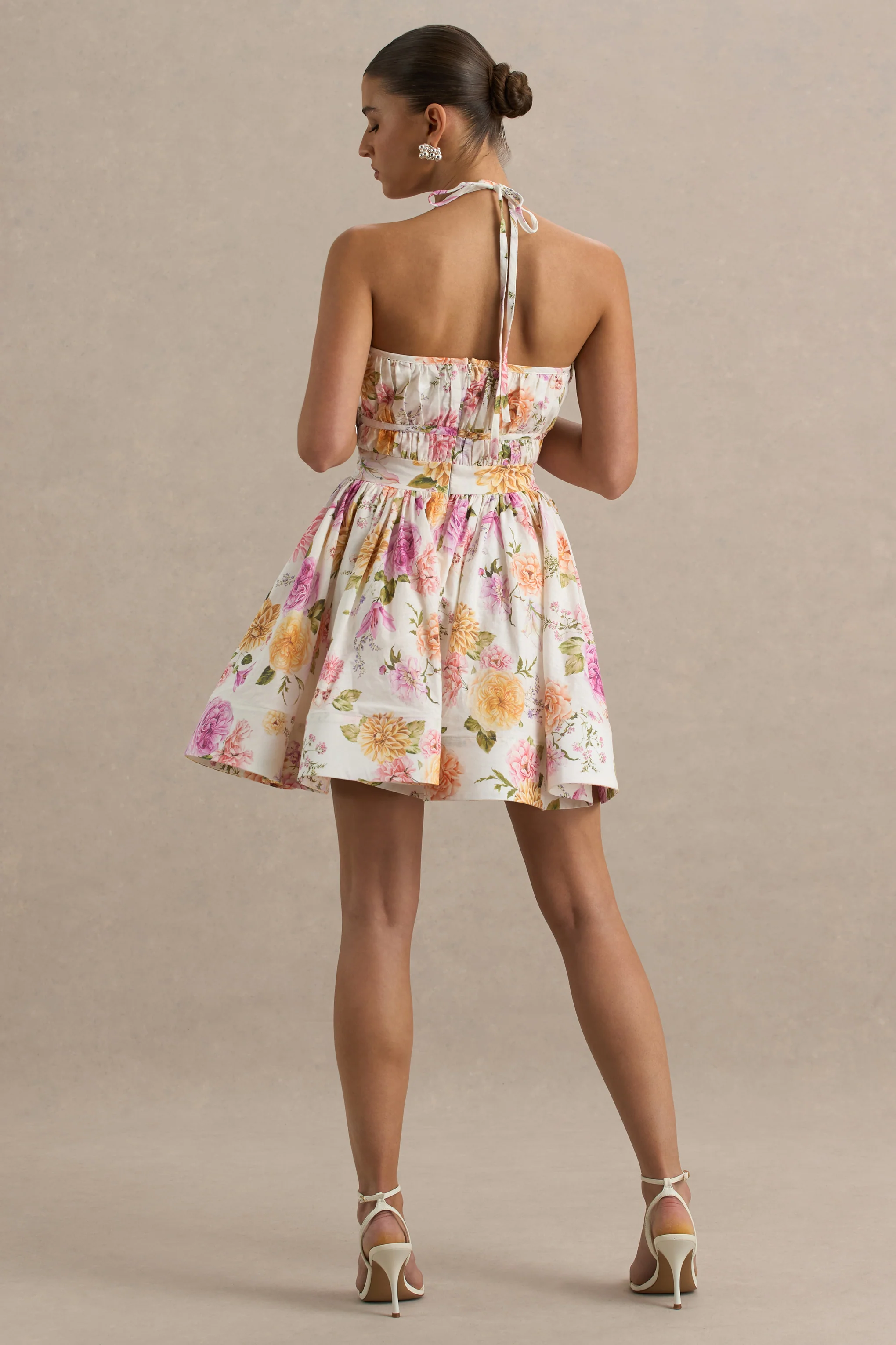 Kasey | Cremefarbenes Halterneck-Minikleid mit Blumenmuster und Rüschen - Image 3