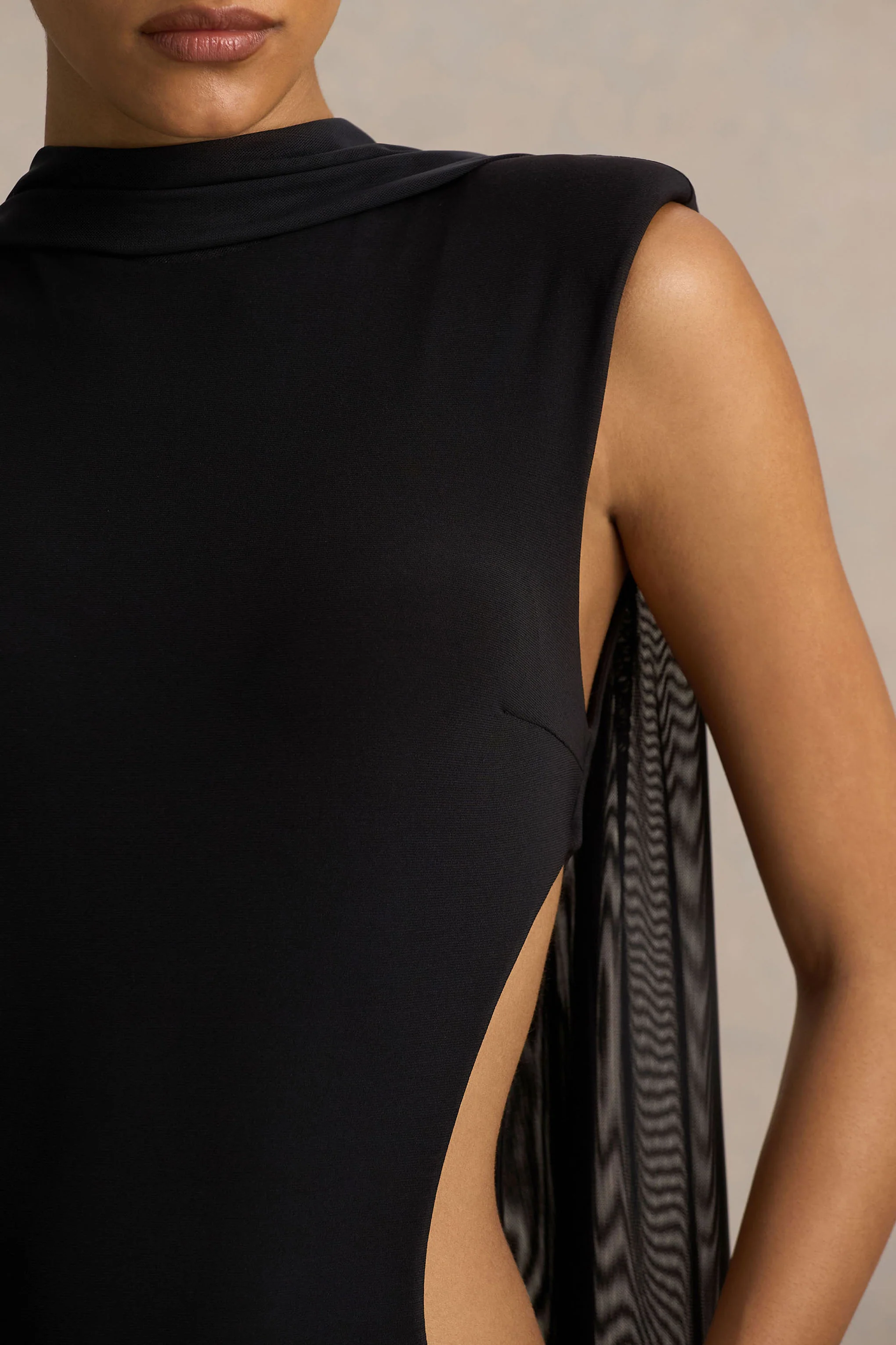 Katara | Schwarzes Maxikleid mit hohem Ausschnitt und Cut-out-Details - Image 3