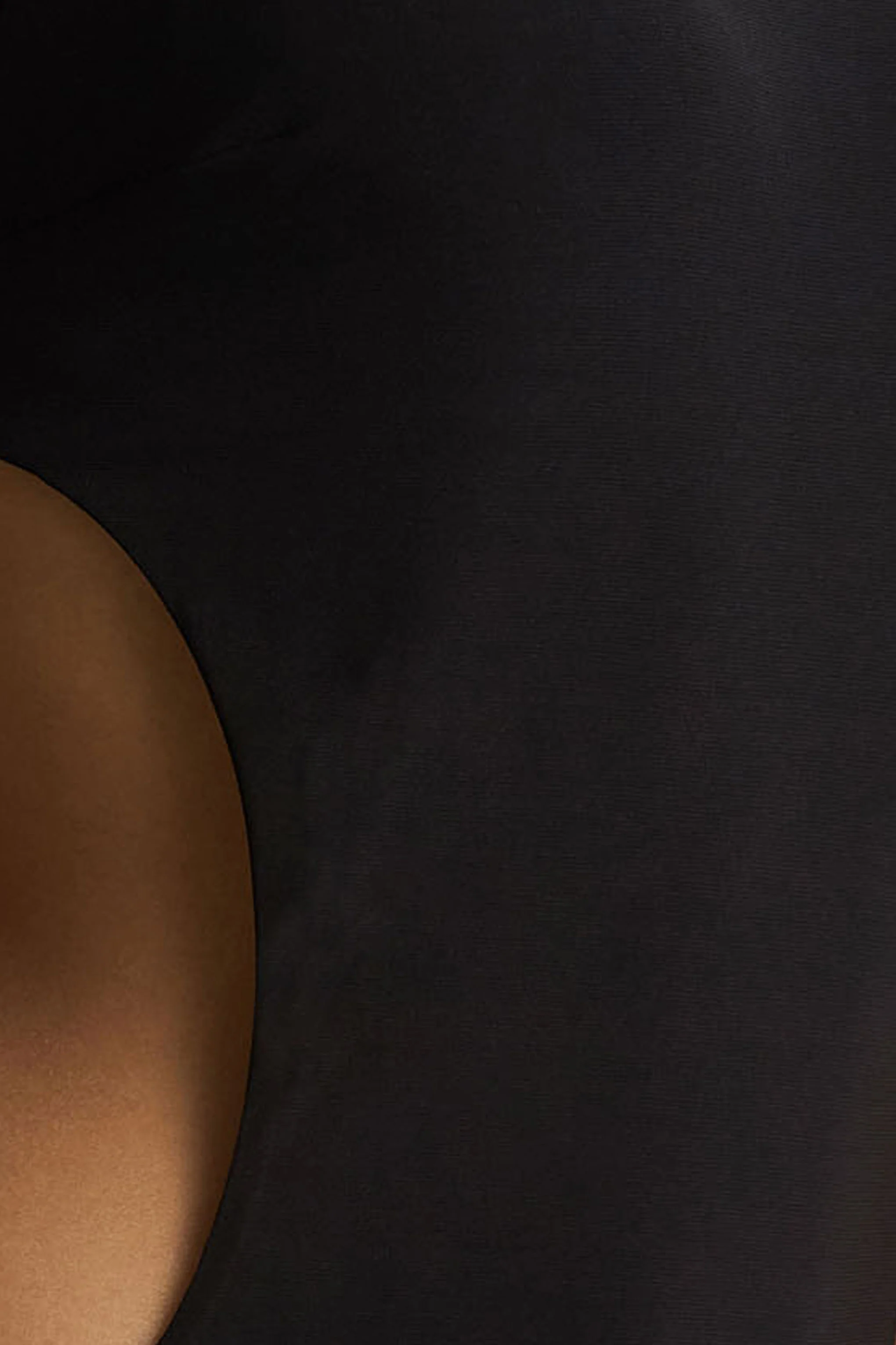 Katara | Schwarzes Maxikleid mit hohem Ausschnitt und Cut-out-Details - Image 6