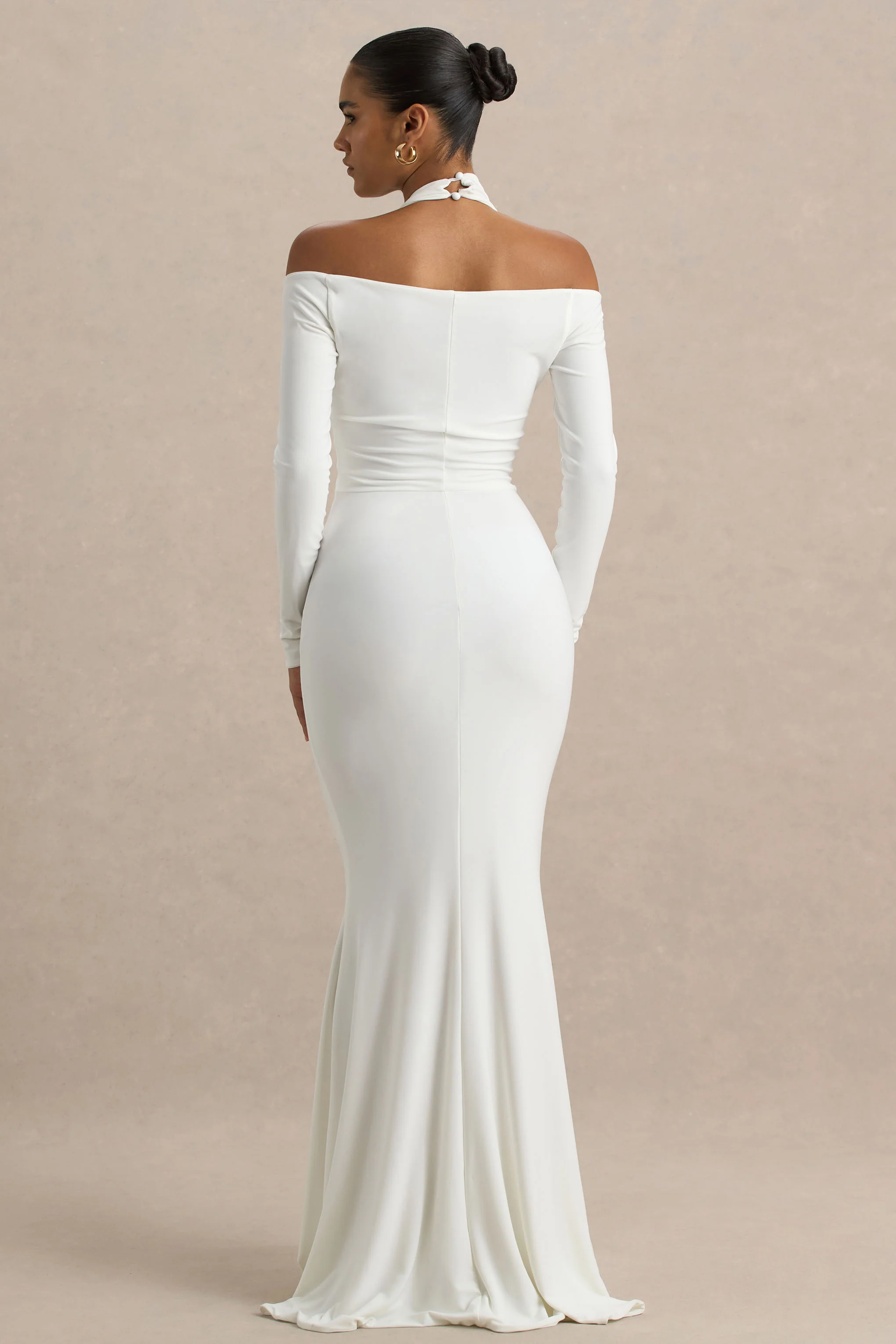 Katrina | Weißes Maxikleid mit Neckholder und langen Ärmeln - Image 2