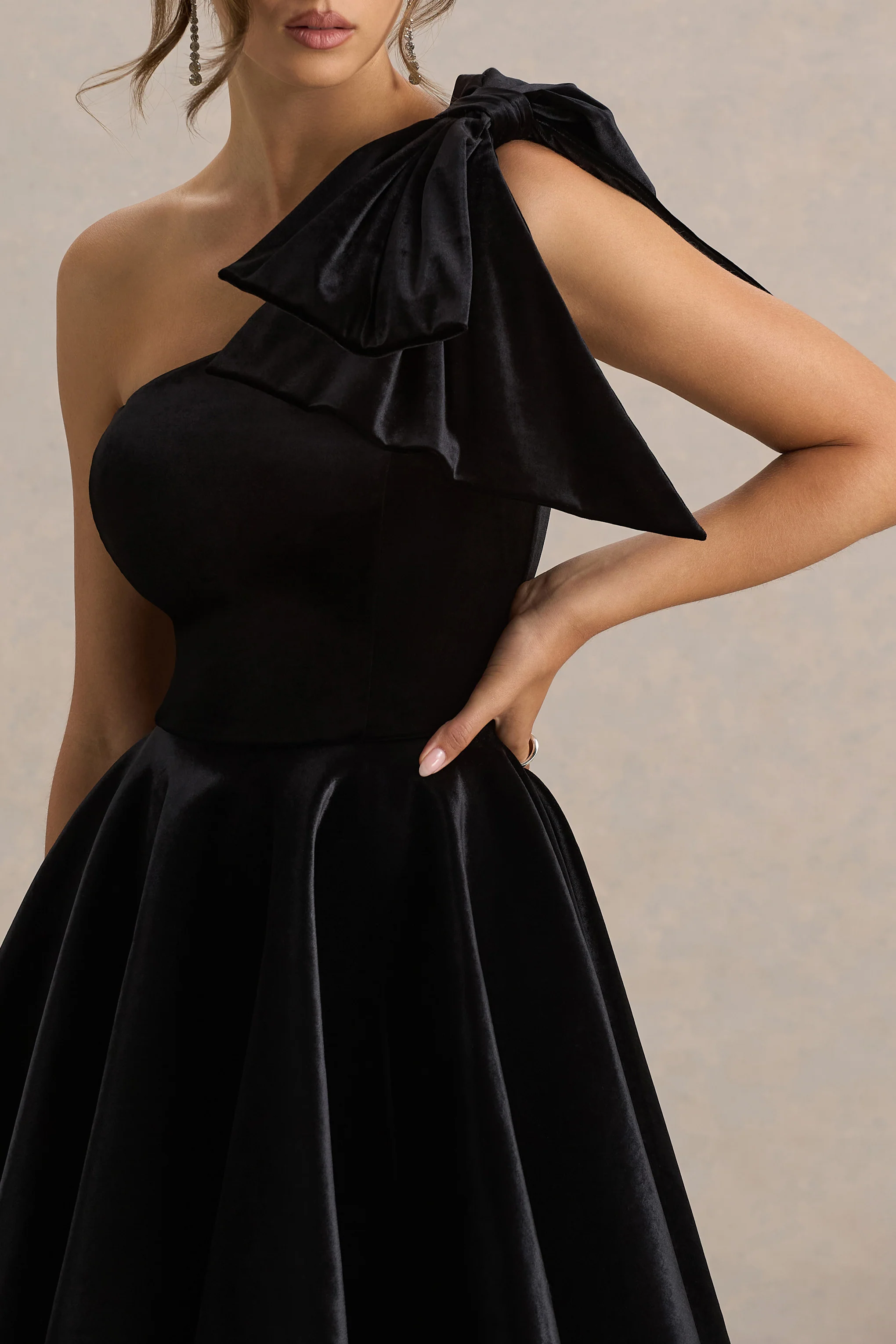 Keeley | Schwarzes Samt-Minikleid mit asymmetrischem Ausschnitt und Schleifendetail - Image 3