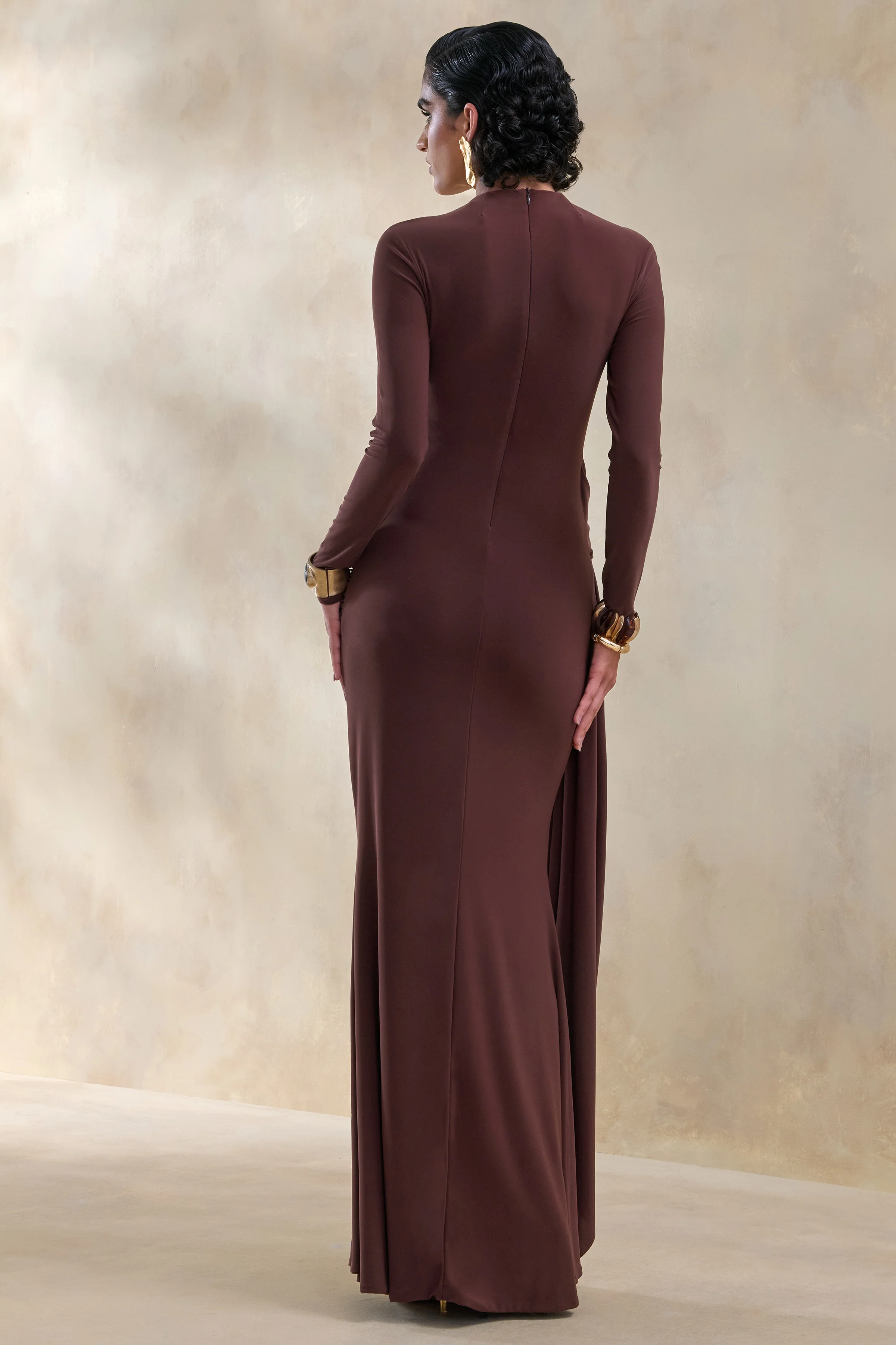 Kyrissa | Braunes Maxikleid mit hohem Ausschnitt und drapierten Details - Image 2