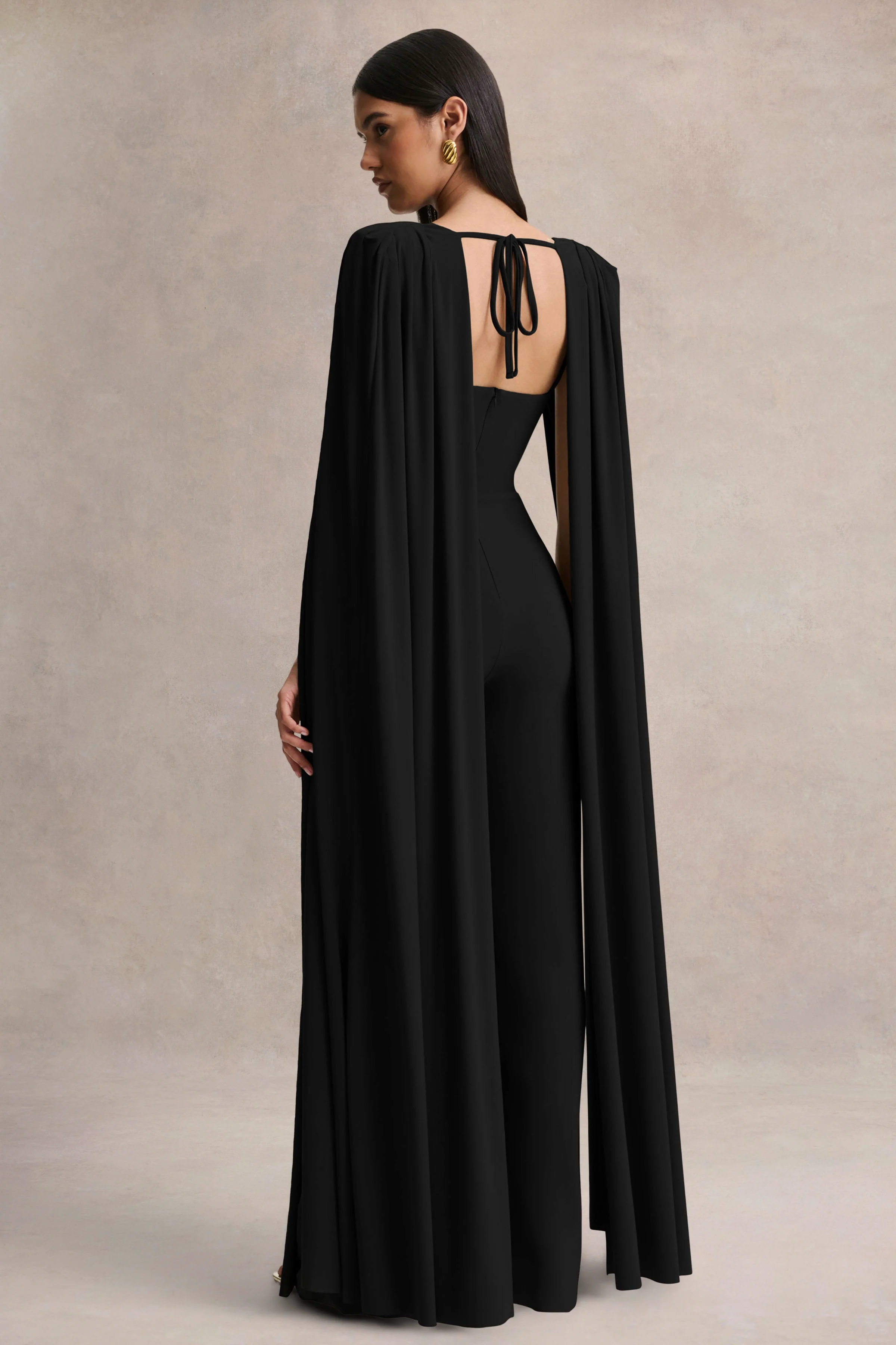 Labina | Schwarzer Jumpsuit mit tiefem Ausschnitt und Cape-Ärmeln - Image 2