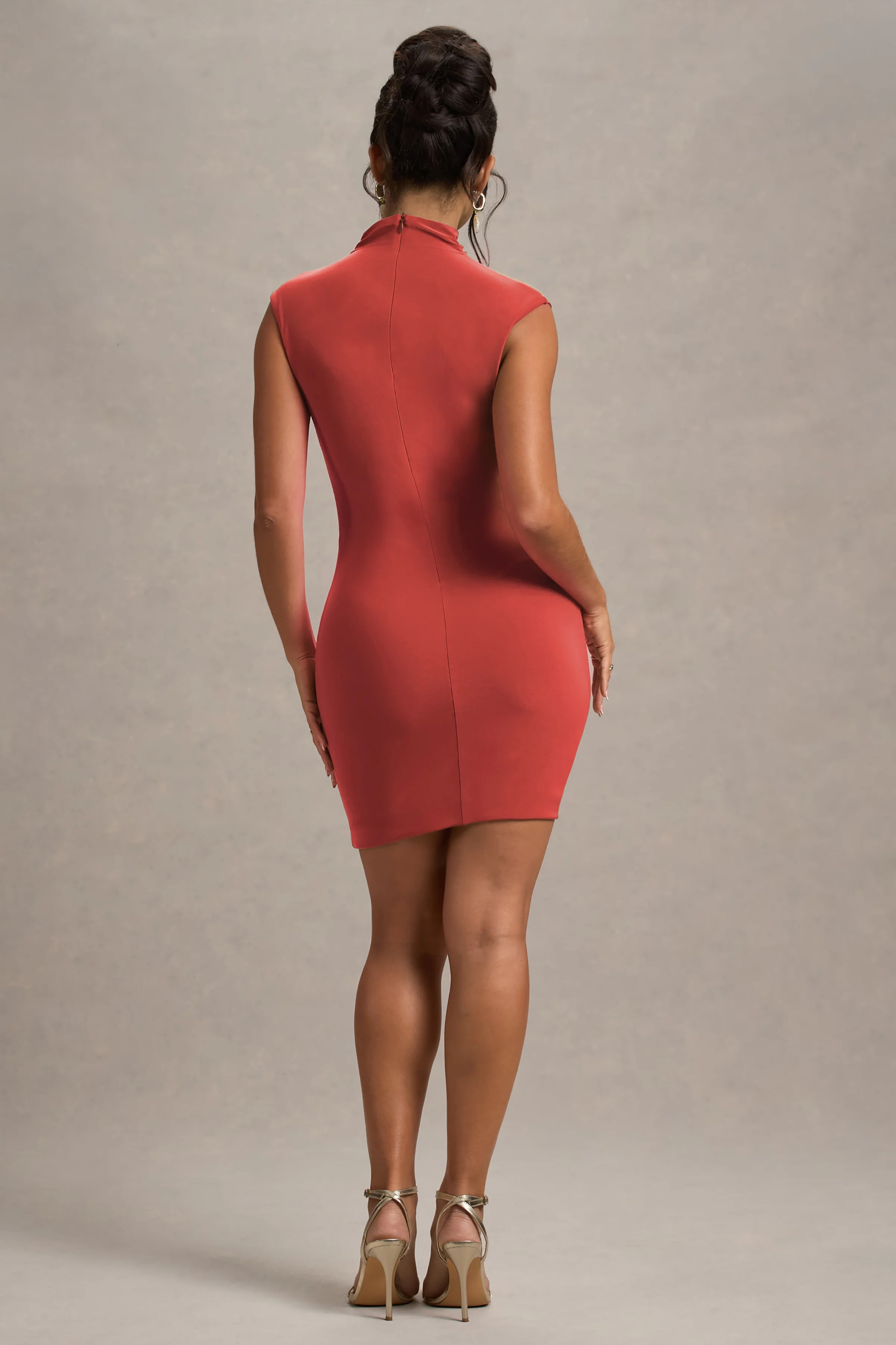 Lalani | Rostfarbenes gerafftes Minikleid mit hohem Ausschnitt - Image 2