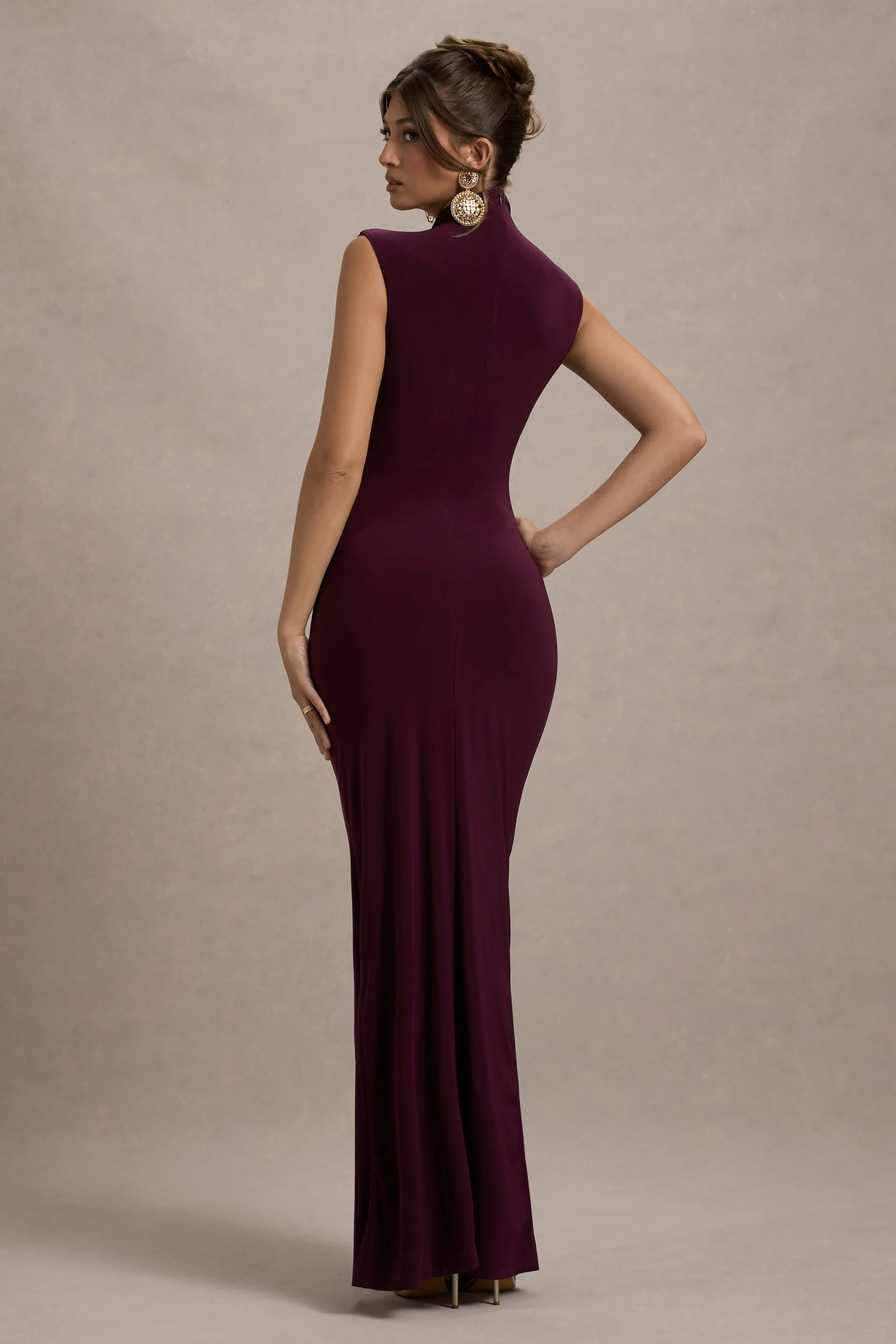 Lanetta | Pflaumenfarbenes Maxikleid mit Raffung, hohem Ausschnitt und Beinschlitz - Image 2