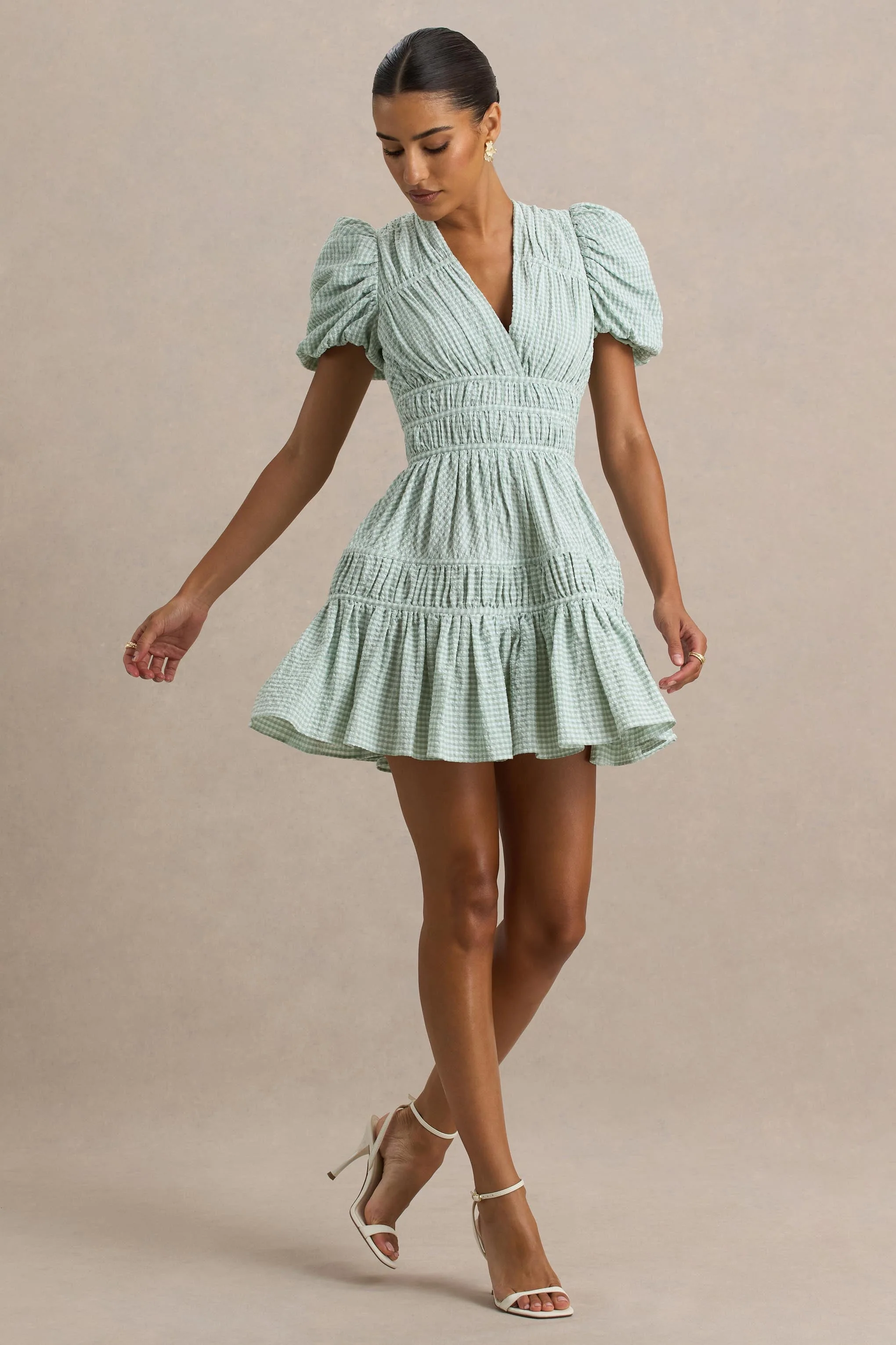 Laurelle | Grünes Minikleid mit tiefem Ausschnitt und Rüschendetails - Image 4