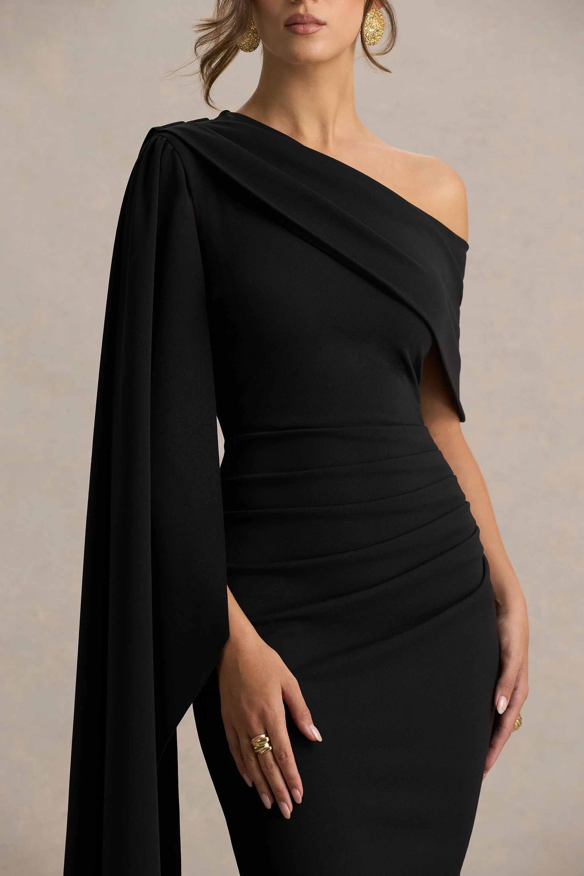 Leah | Schwarzes Midikleid mit asymmetrischem Ausschnitt, Cape-Ärmel und Drapierung - Image 3