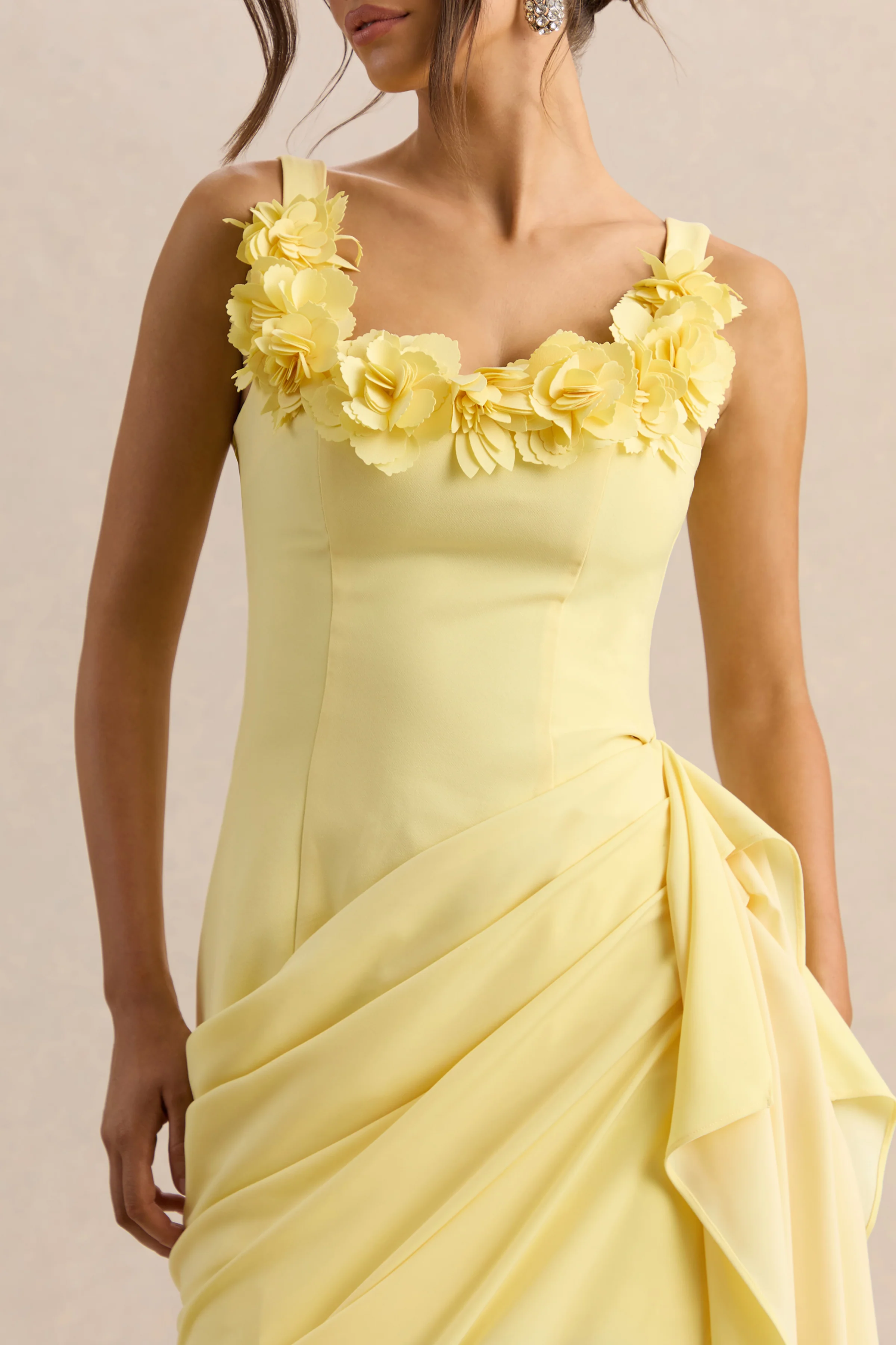 Letitia | Zitronengelbes verziertes Wickel-Midikleid mit eckigem Ausschnitt - Image 5