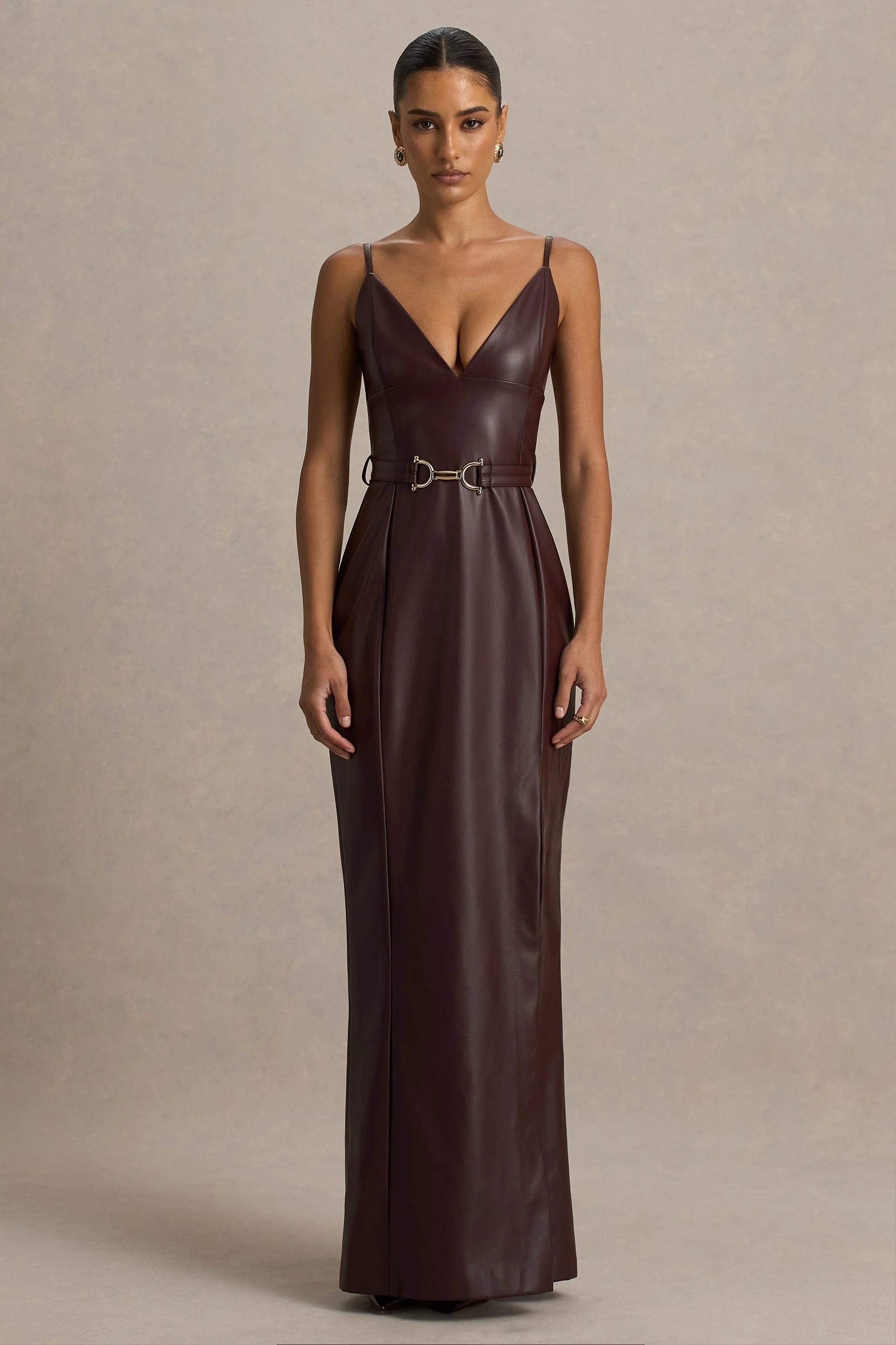 Lila | Burgunderfarbenes Maxikleid aus Kunstleder mit tiefem Ausschnitt und Schlitz. - Image 4