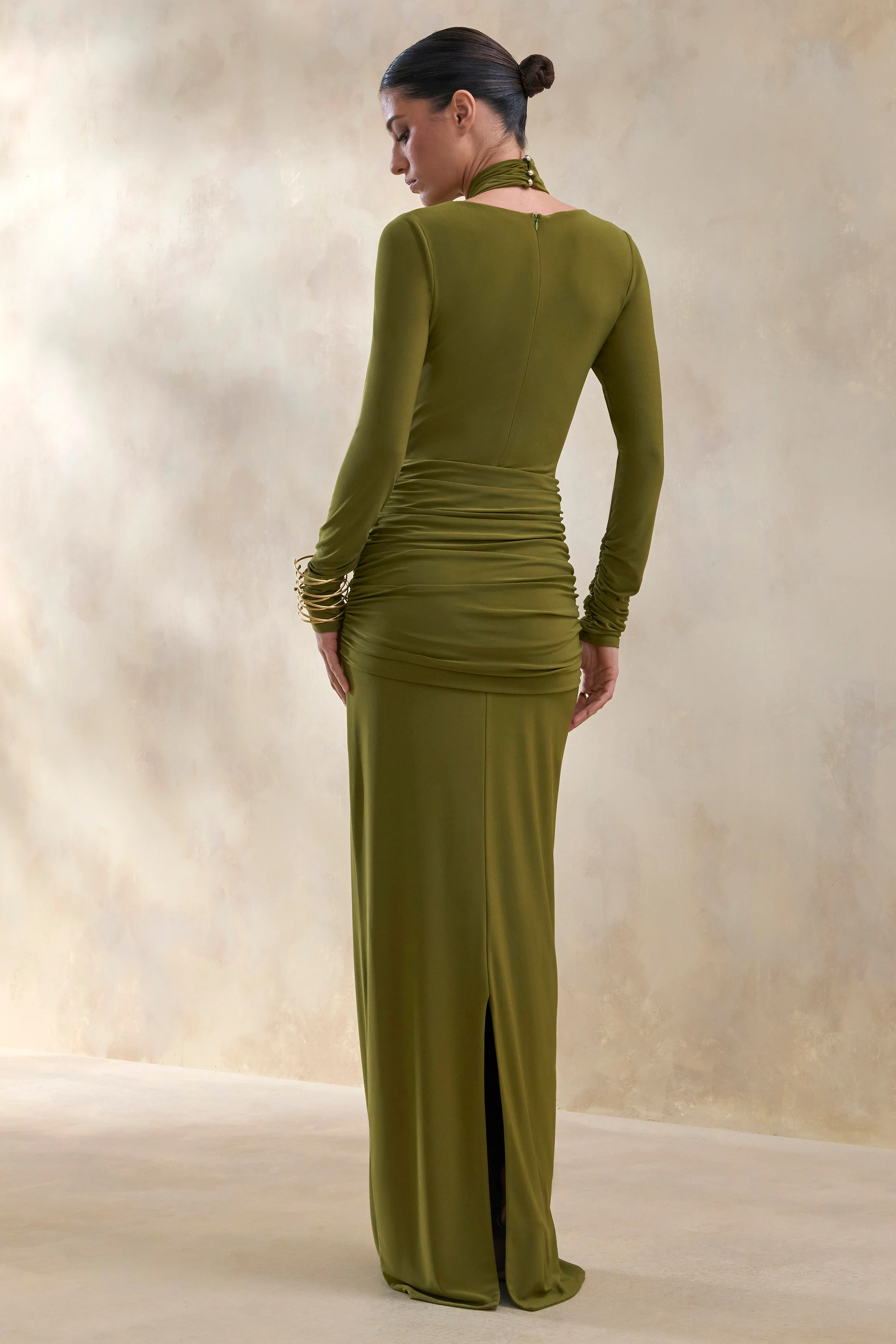 Linessa | Olivfarbenes Maxikleid mit hohem Ausschnitt, Schärpe und gerafften Details - Image 2