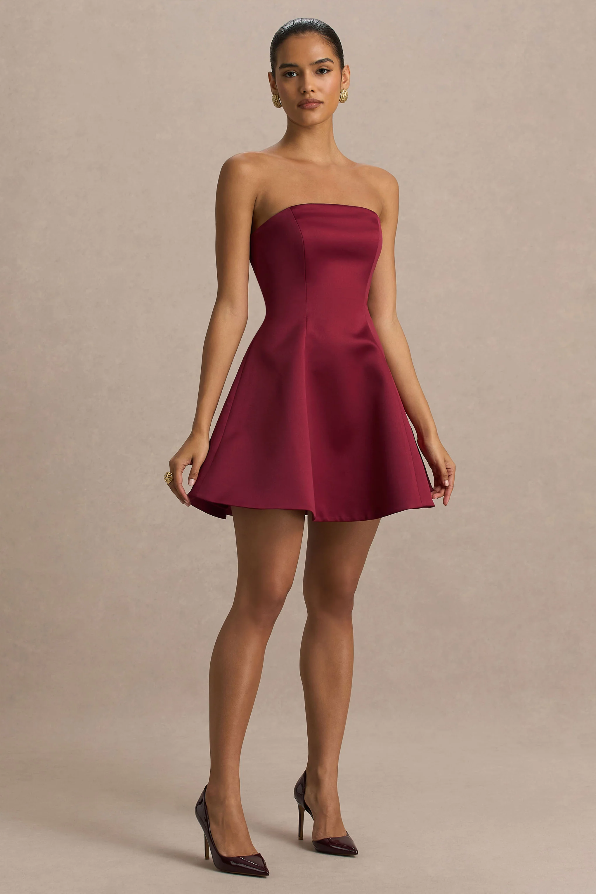 Lioray | Burgunderrotes Satin-Minikleid mit Bandeau-Ausschnitt und A-Linien-Silhouette - Image 4