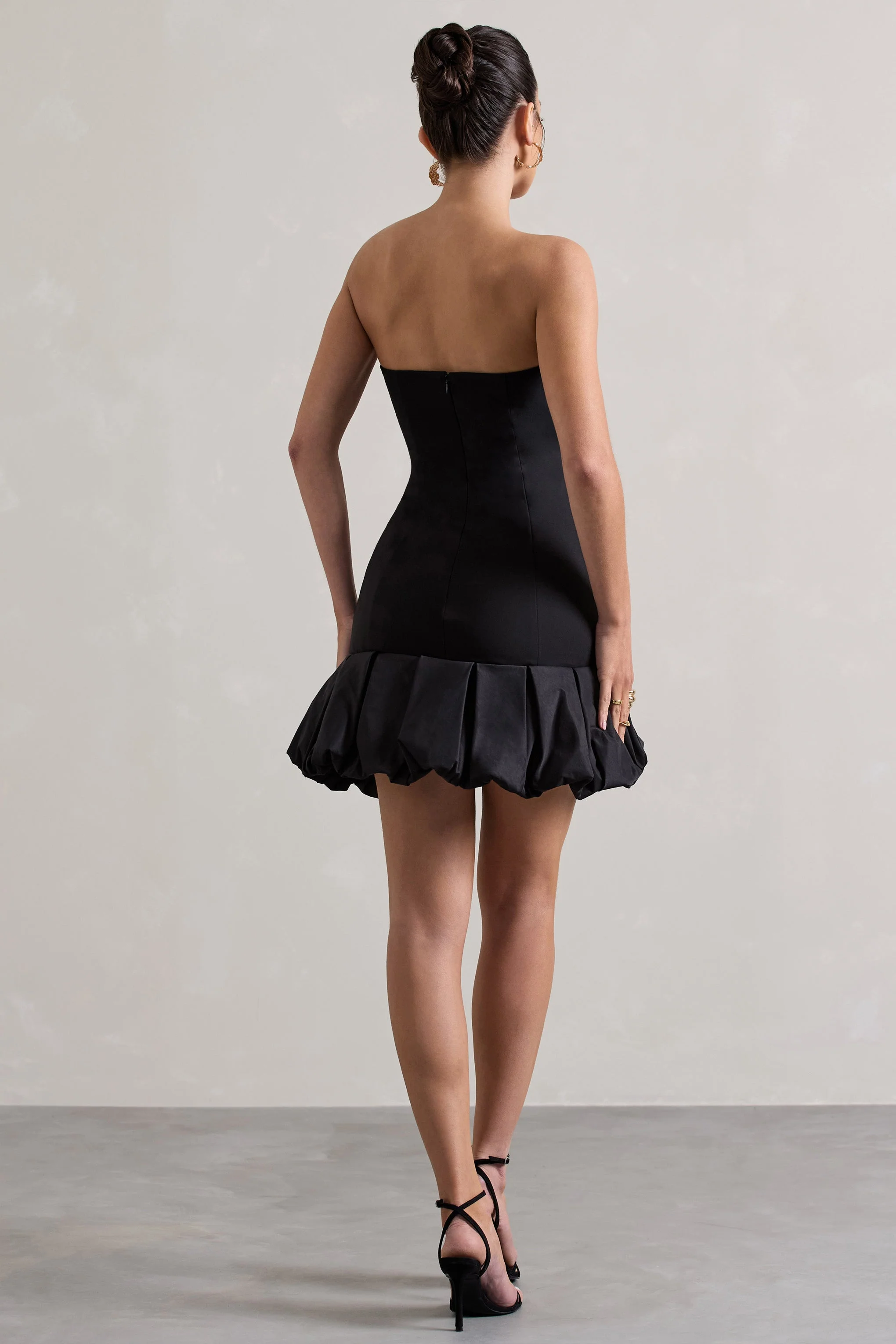 Liscia | Schwarzes Bandeau-Minikleid mit Rüschensaum - Image 2