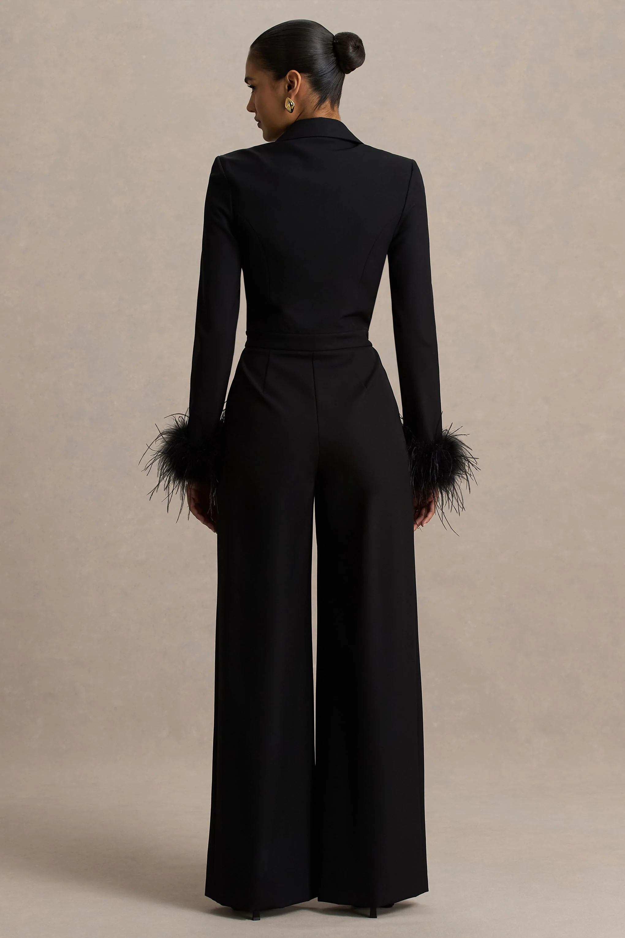 Lissy | Schwarzer Jumpsuit mit tiefem Ausschnitt und Federärmeln - Image 2