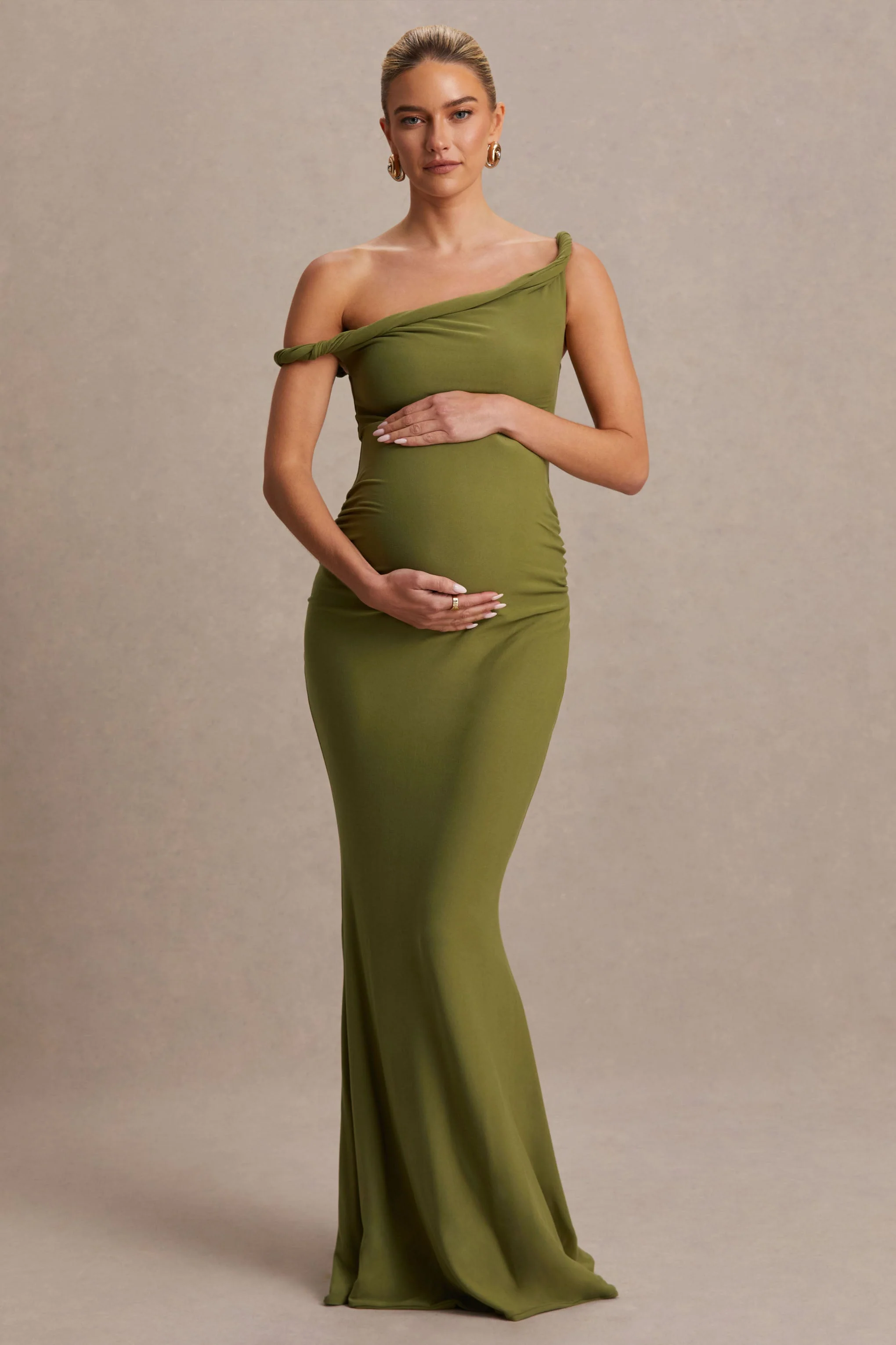 Lita | Olivgrünes Umstands-Maxikleid aus Jersey mit asymmetrischem Ausschnitt - Image 4