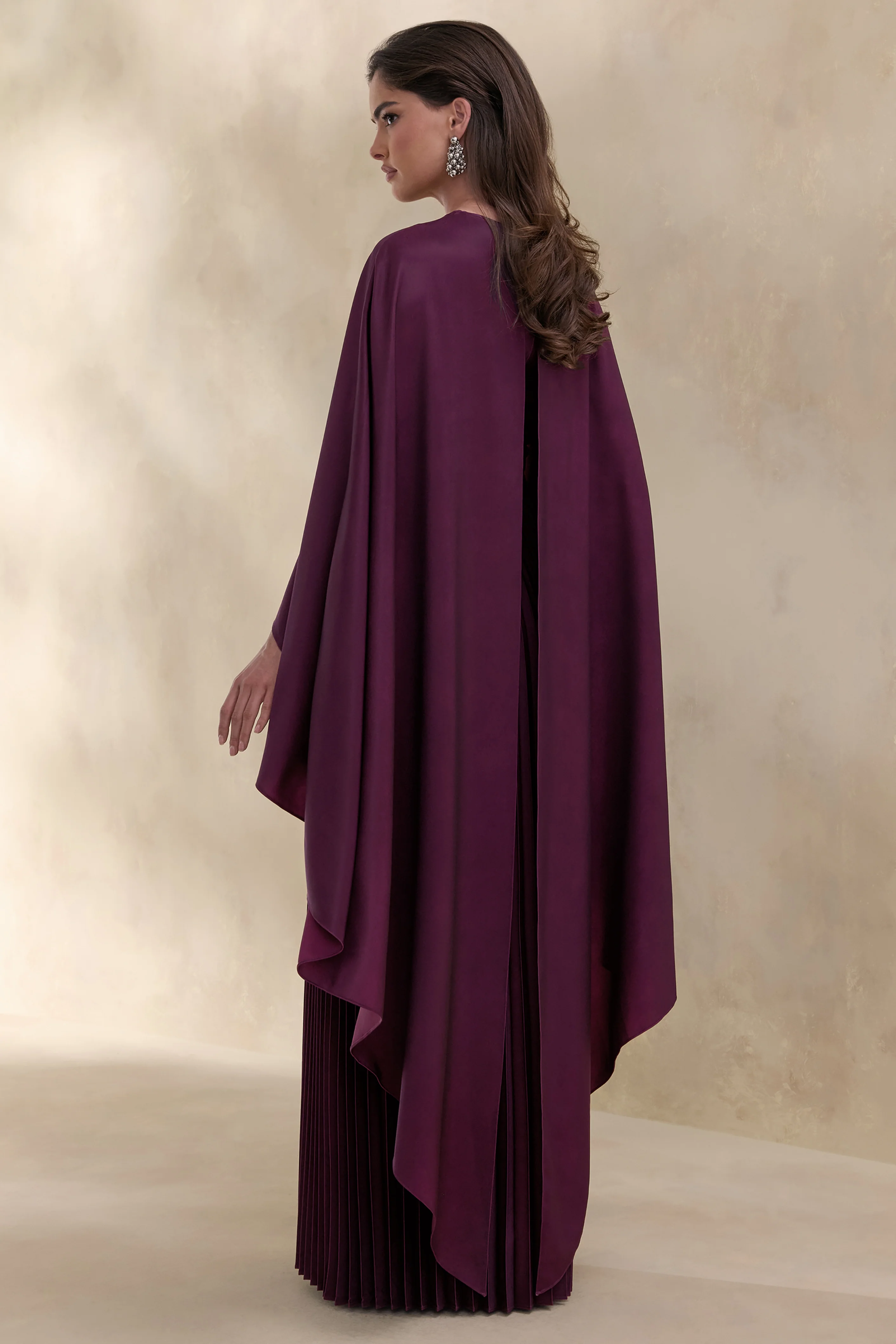 Loradia | Dunkelpflaumenfarbenes Maxikleid aus Satin mit Rundhalsausschnitt, Cape-Ärmeln und plissiertem Rock - Image 2