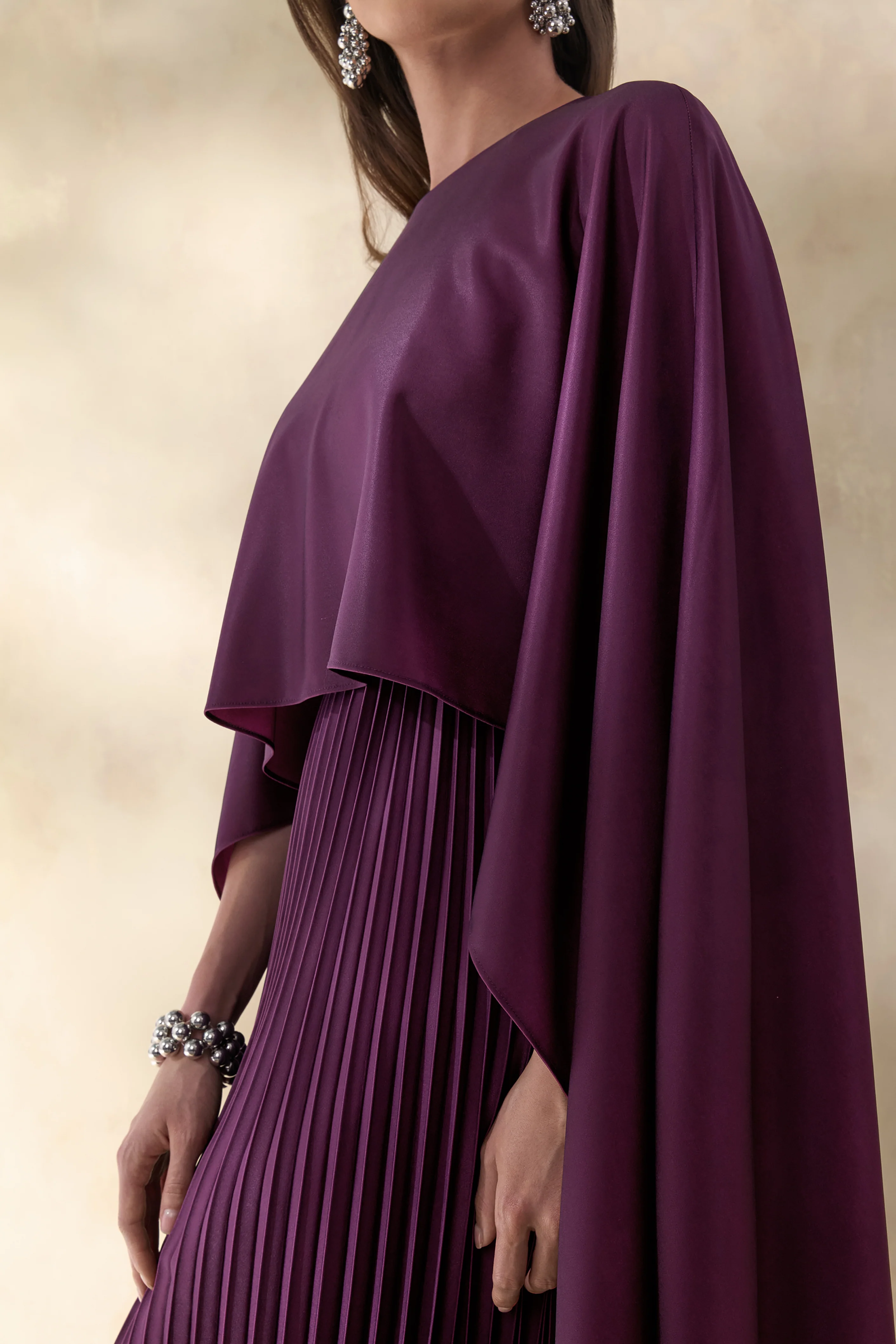 Loradia | Dunkelpflaumenfarbenes Maxikleid aus Satin mit Rundhalsausschnitt, Cape-Ärmeln und plissiertem Rock - Image 3