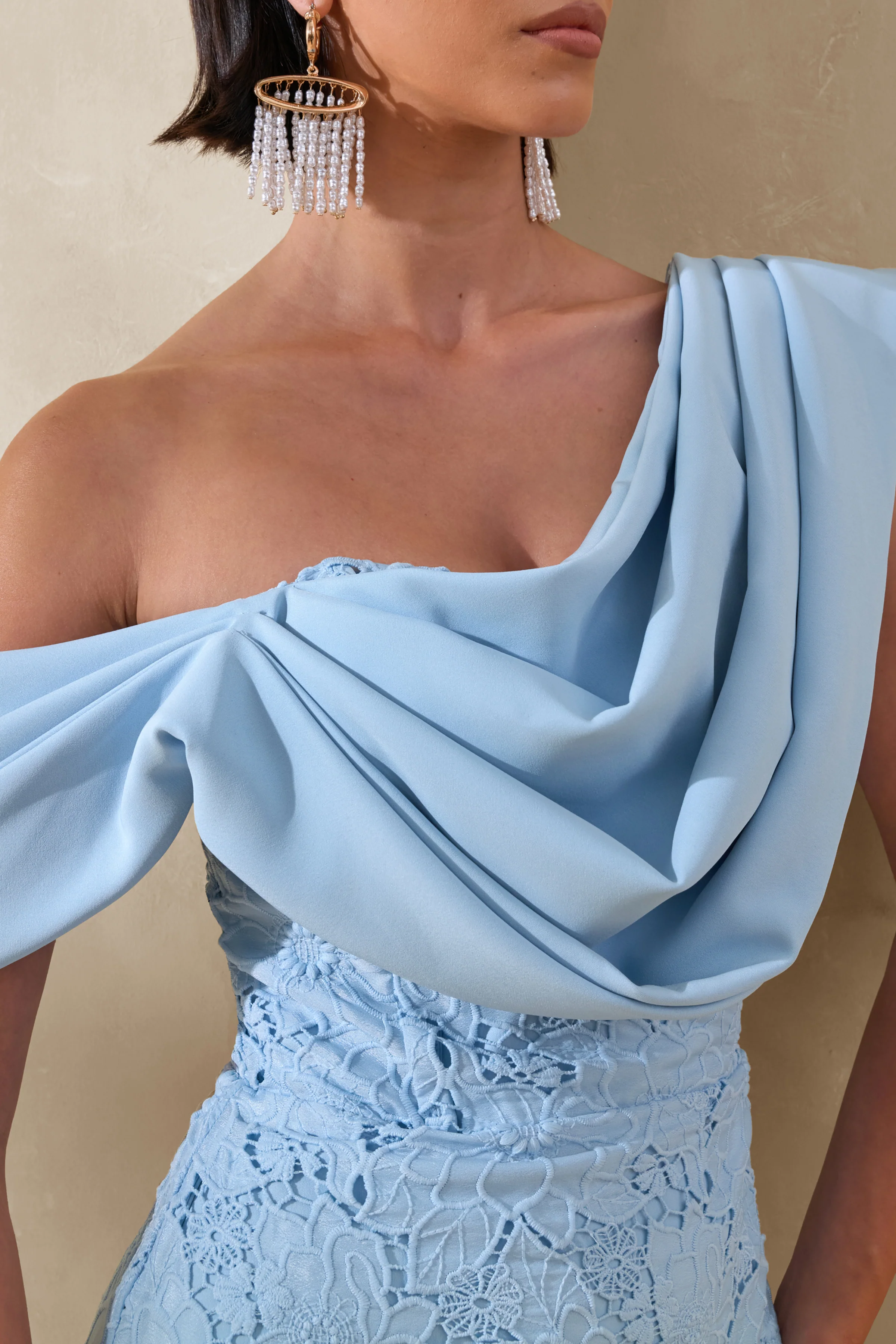Loria | Puderblaues Midikleid mit asymmetrischem Ausschnitt, Drapierung und Spitzendetail - Image 3
