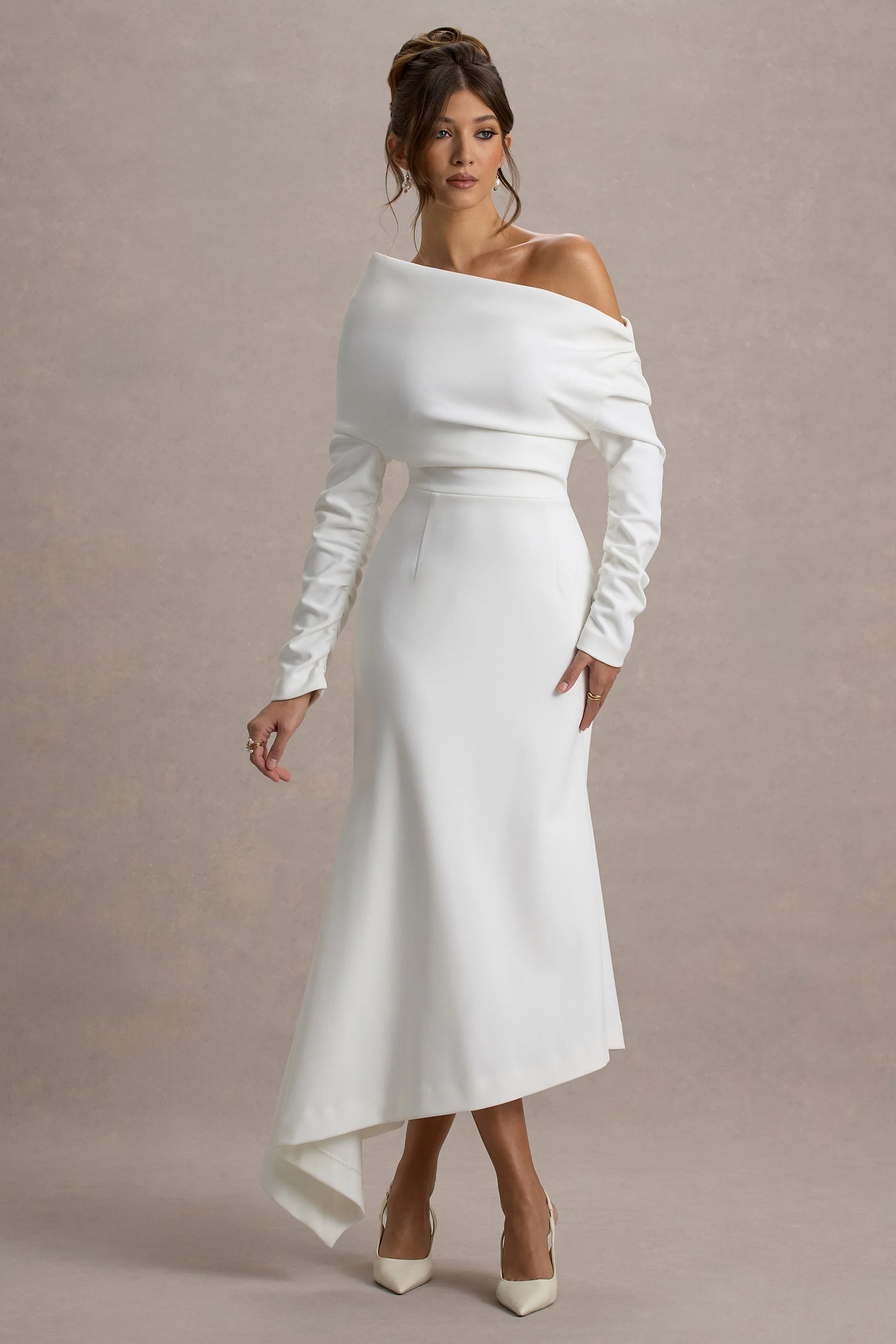 Lou | Weißes Maxikleid mit einer Schulter und asymmetrischem Schnitt - Image 4