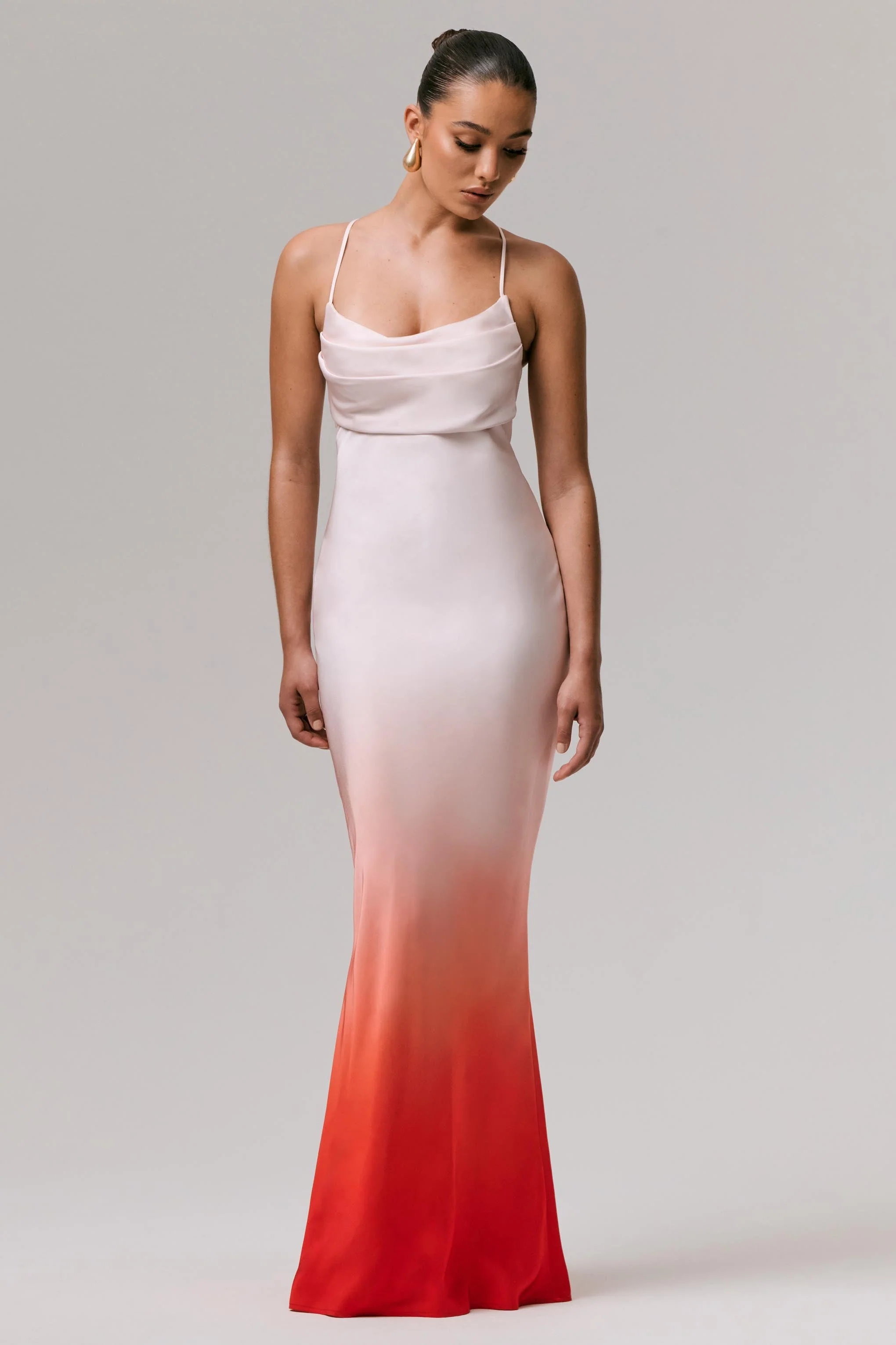 Lucie | Rotes Ombre-Satin-Maxikleid mit Wasserfallausschnitt - Image 4