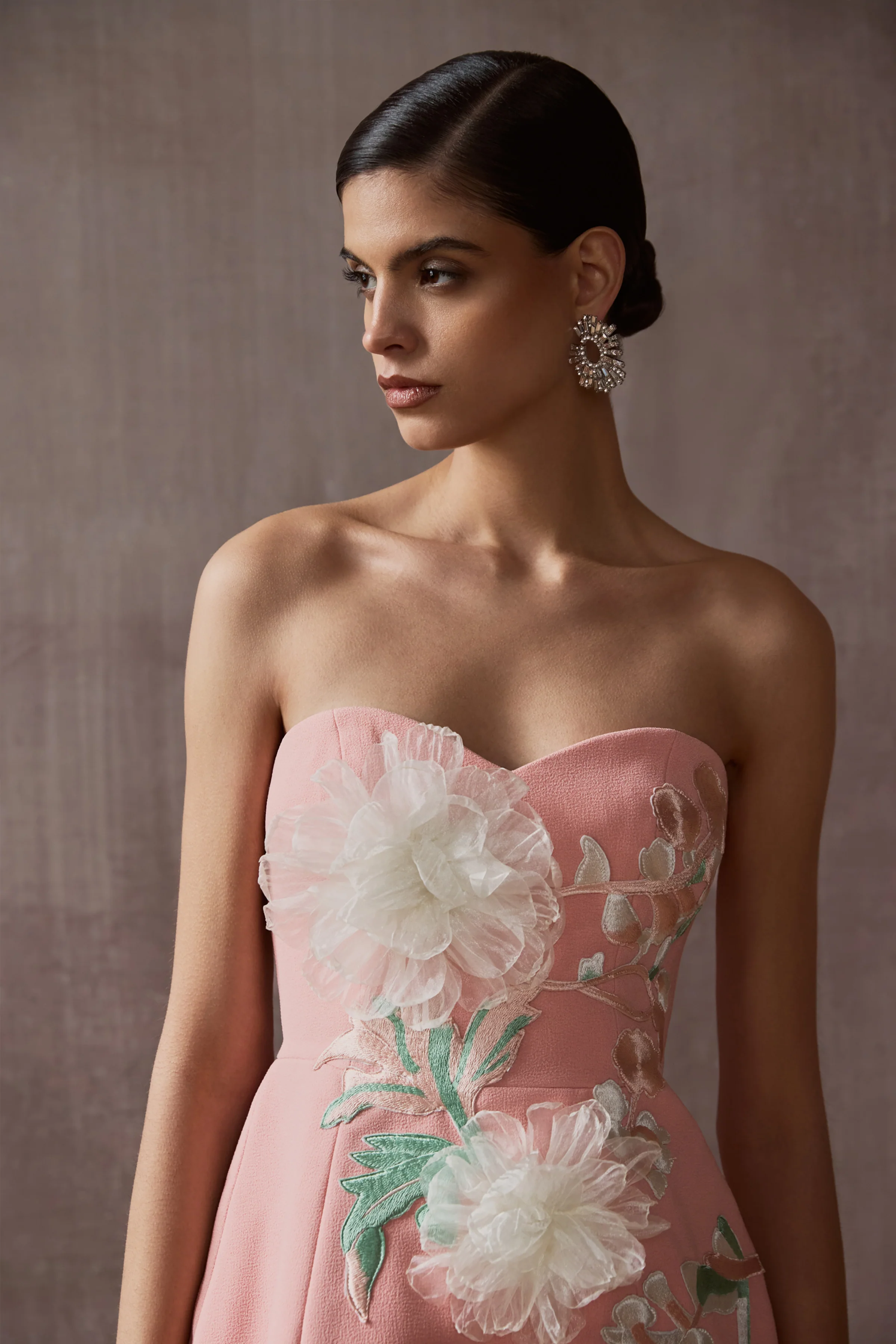 Lulu | Korallenfarbenes Minikleid mit Sweetheart-Ausschnitt und Verzierungen - Image 2
