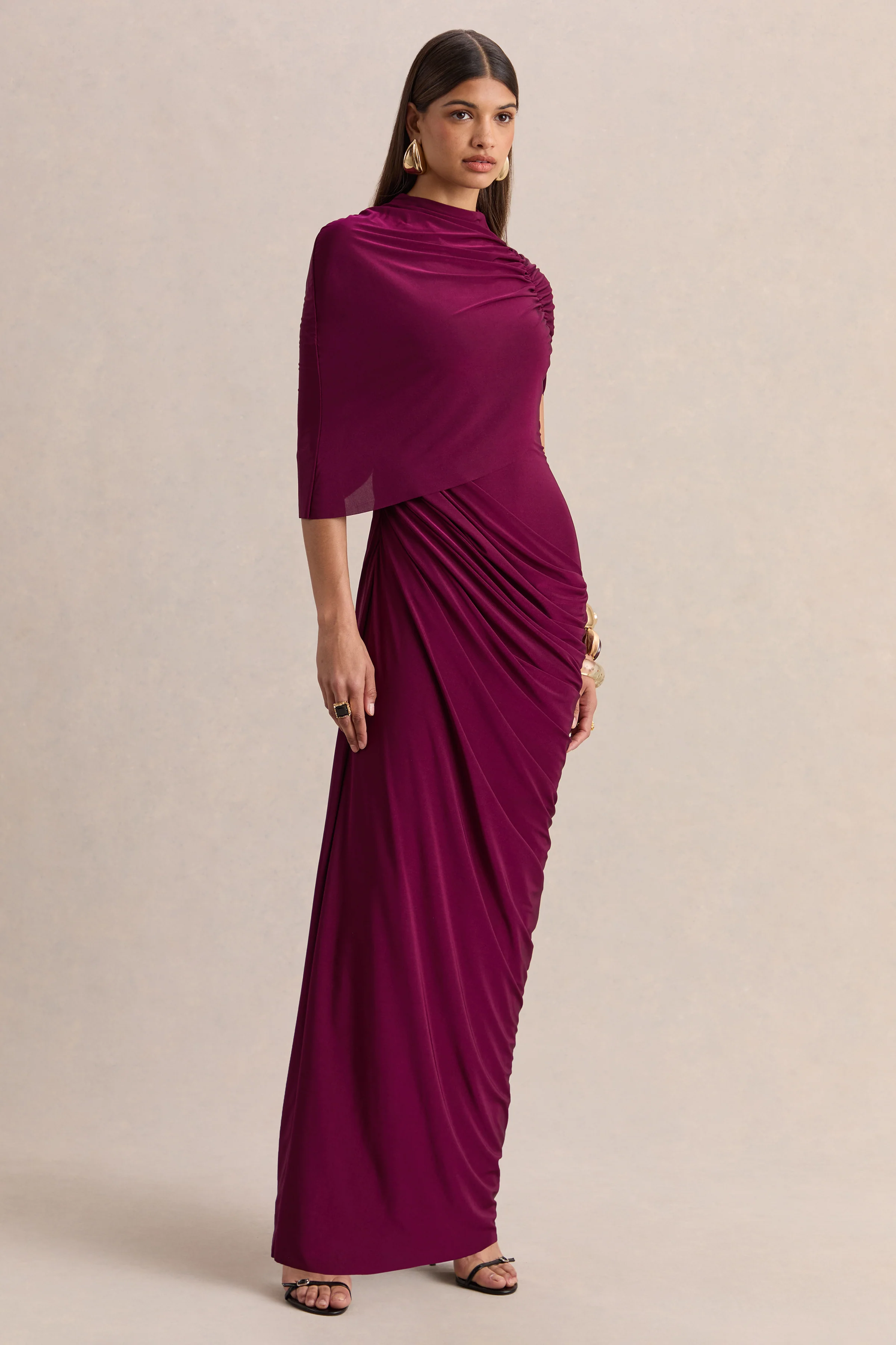 Lunaline | Bordeauxfarbenes Maxikleid mit hohem Ausschnitt, asymmetrischem Cape und drapierten Details - Image 5