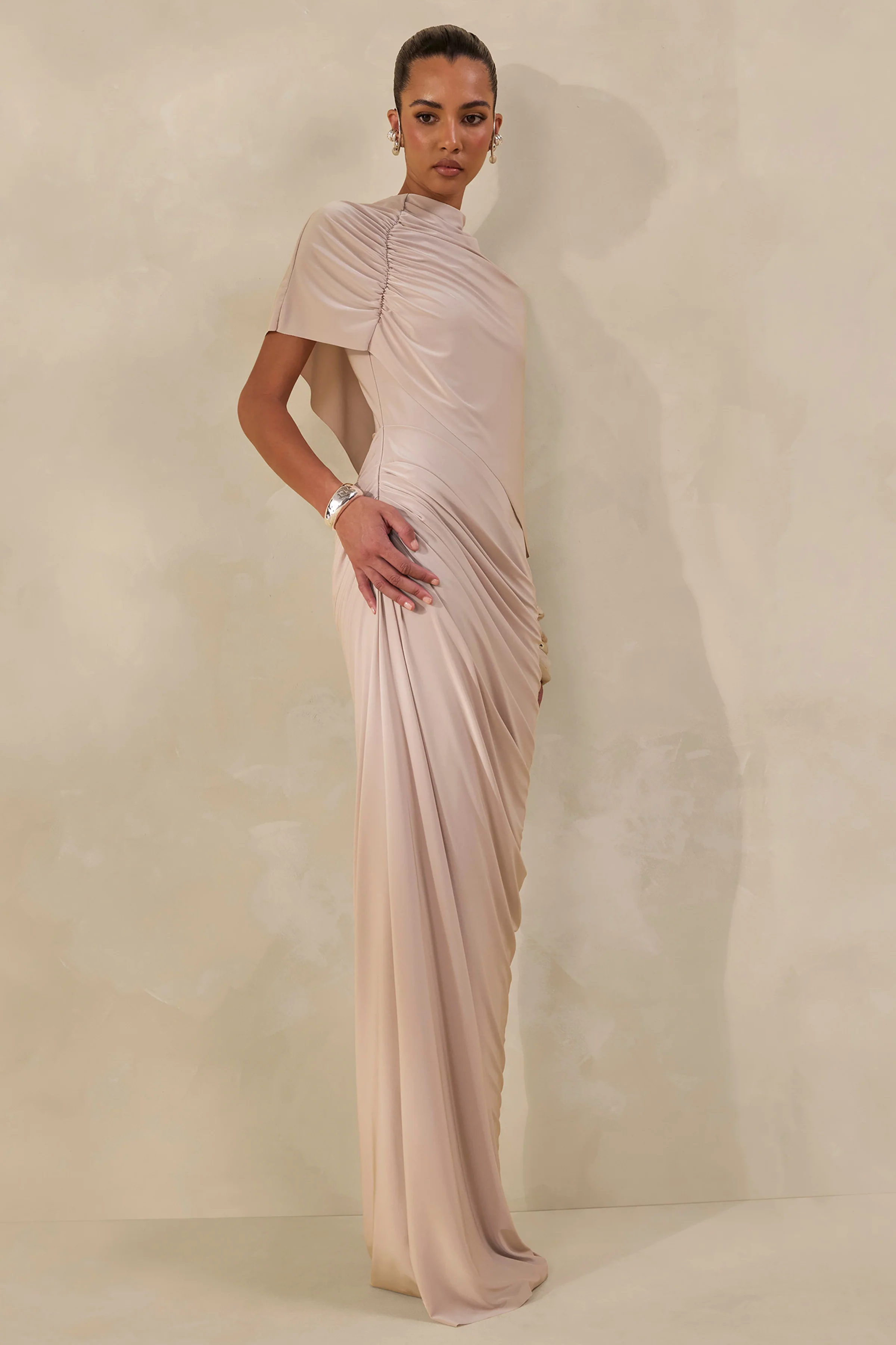 Lunaline | Champagnerfarbenes Maxikleid mit hohem Ausschnitt, asymmetrischem Cape und drapierten Details - Image 8