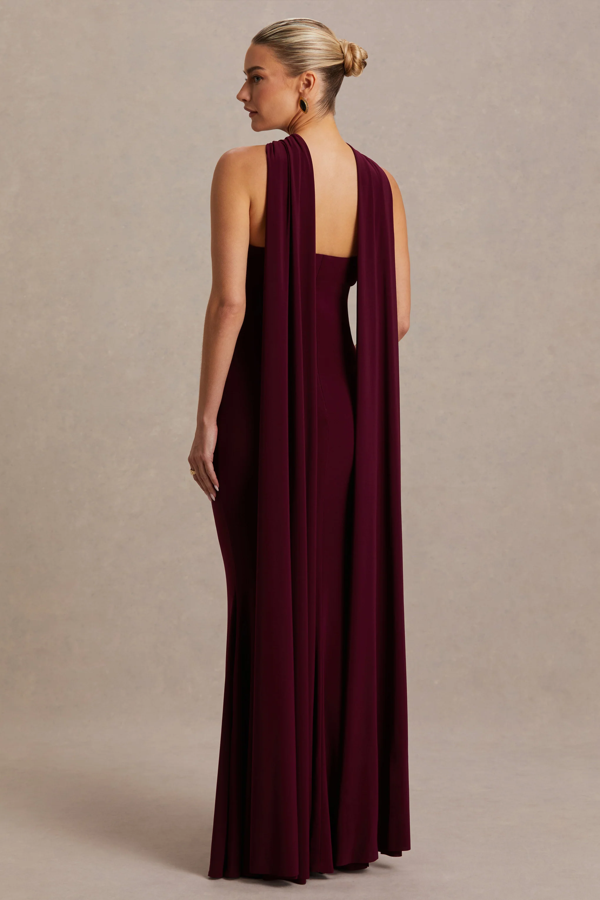 Lyra | Burgunderrotes Umstands-Maxikleid mit gedrehtem Halterneck und Cape-Detail - Image 2