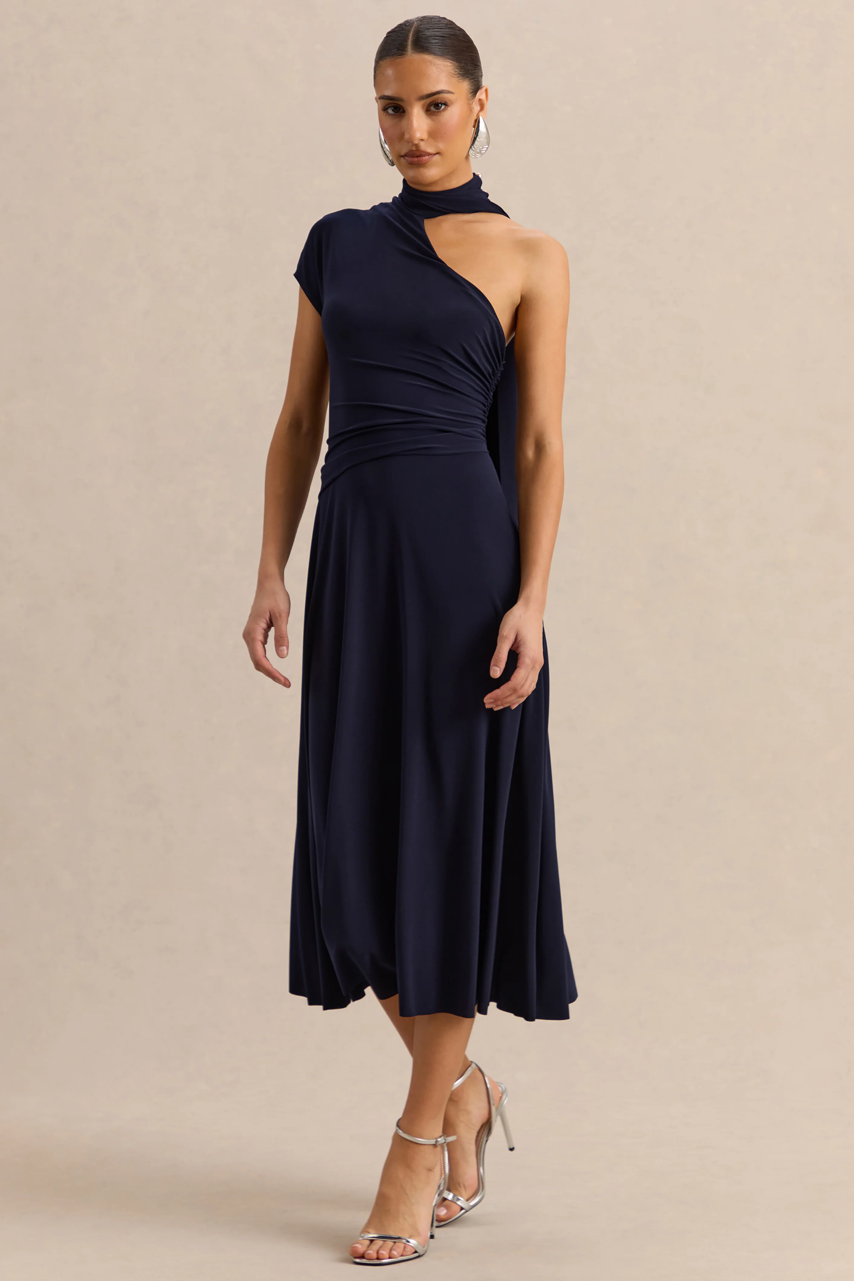 Lythara | Marineblaues Midikleid mit asymmetrischem Ausschnitt und Schal-Detail - Image 7