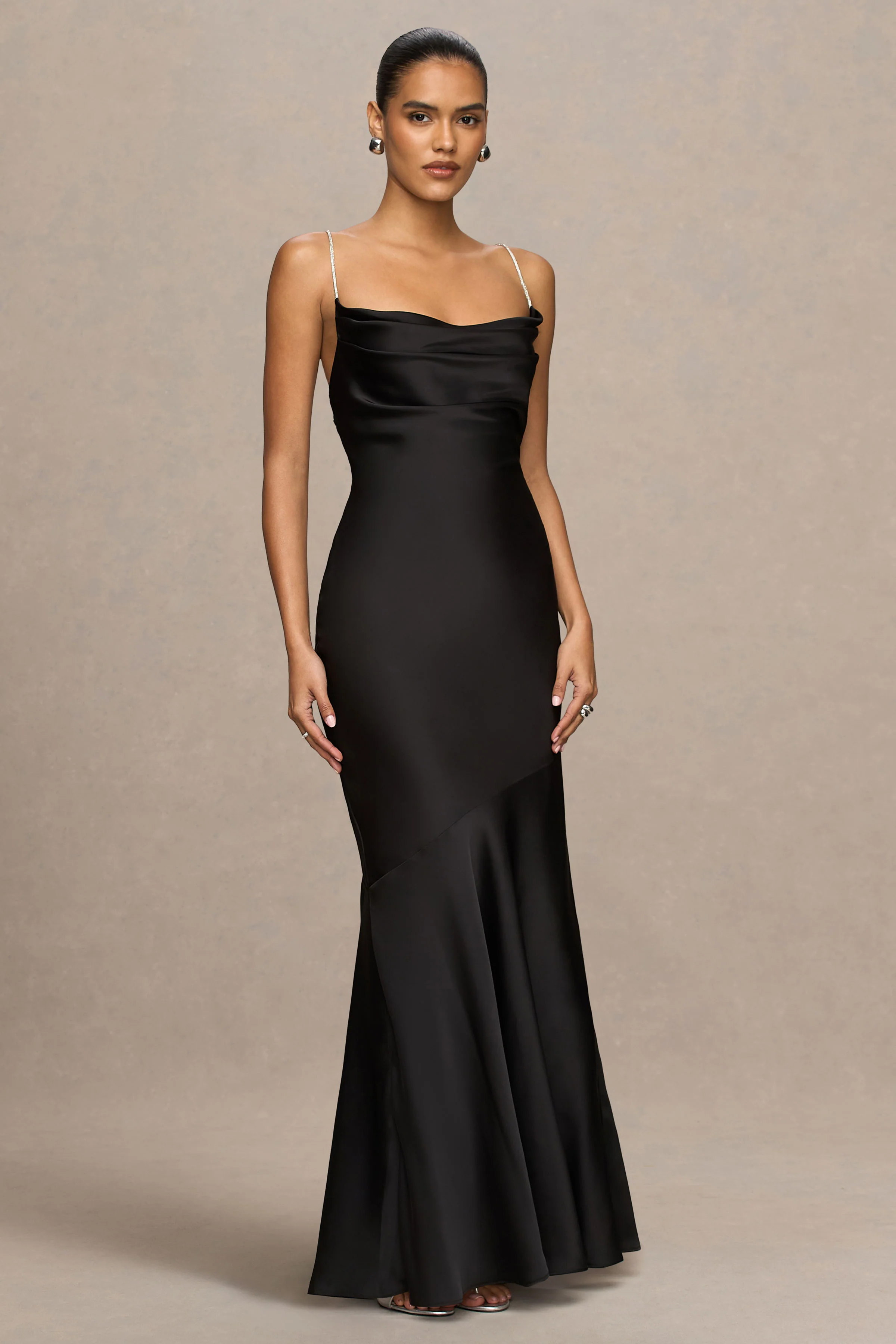 Maelia | Schwarzes Satin-Maxikleid mit Wasserfallausschnitt und Verzierten Trägern - Image 5