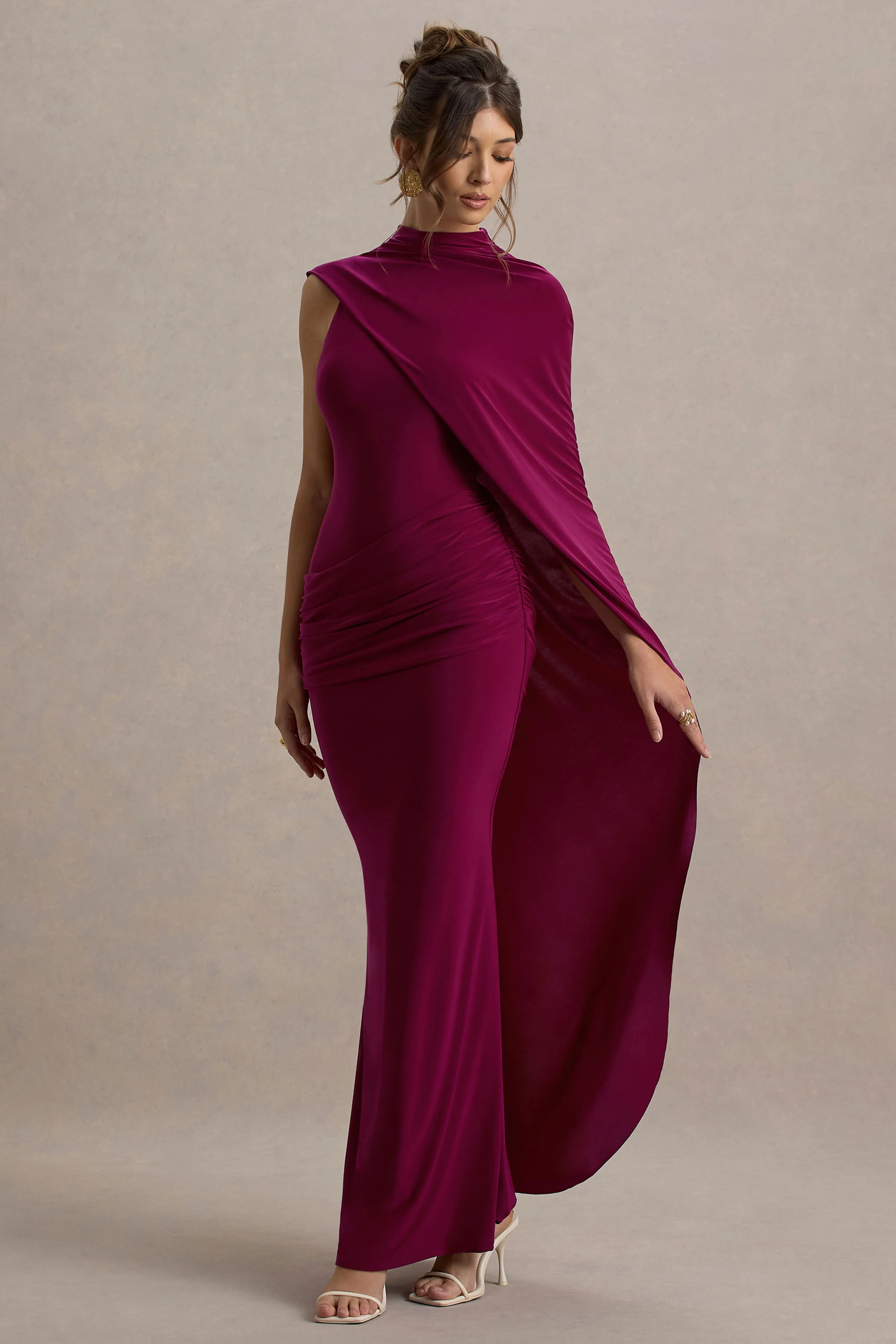 Maeve | Burgunderrotes Maxikleid mit Cape-Ärmeln und drapiertem Design. - Image 4