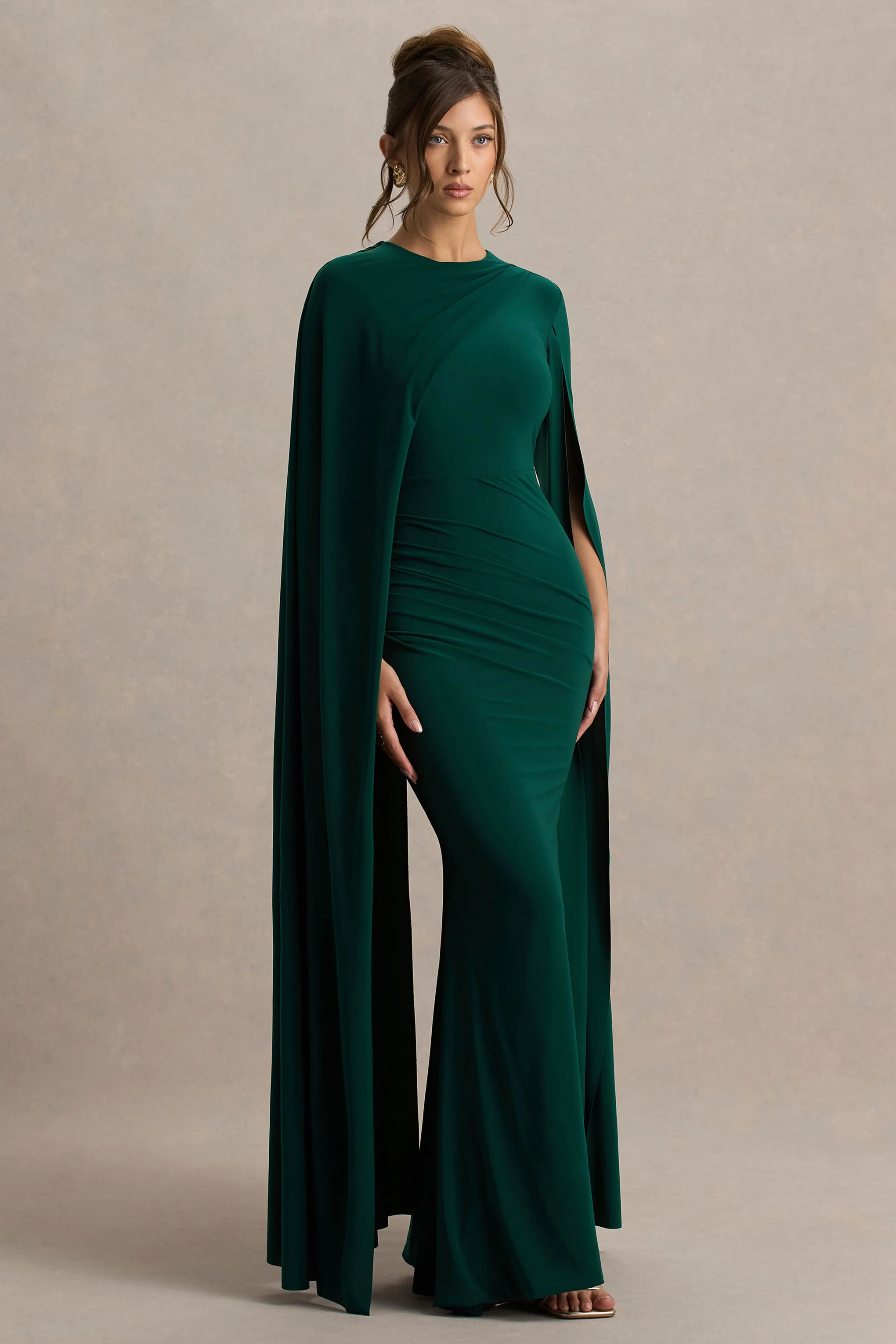Magdelena | Flaschengrünes asymmetrisches Cape-Maxikleid - Image 4