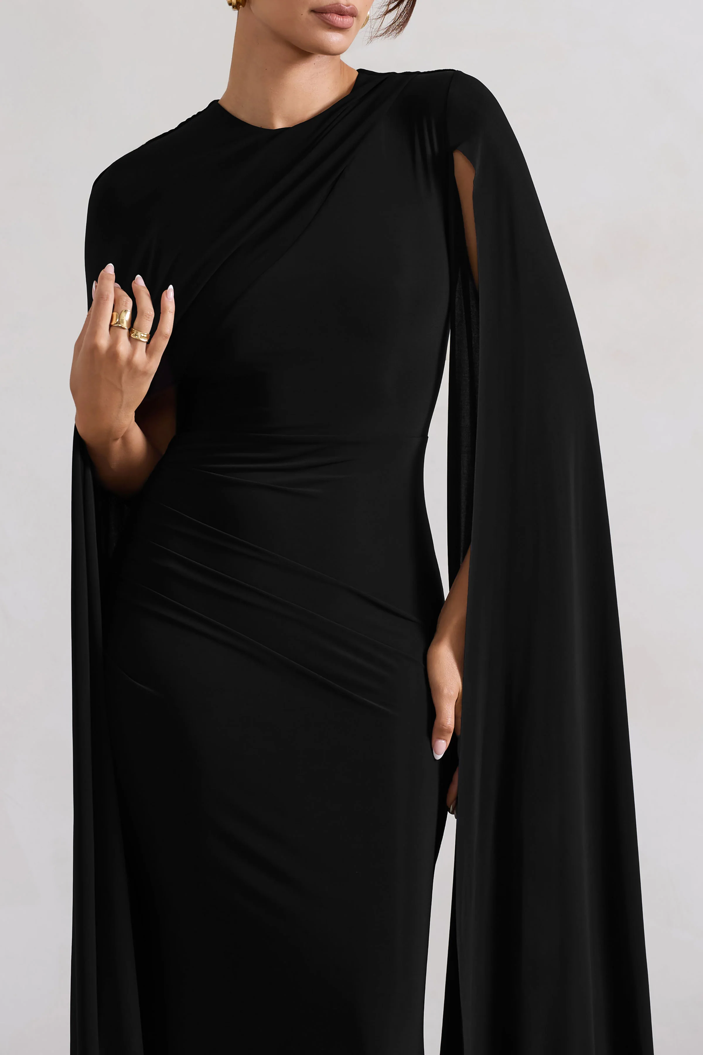 Magdelena | Schwarzes asymmetrisches Cape-Maxikleid - Image 3