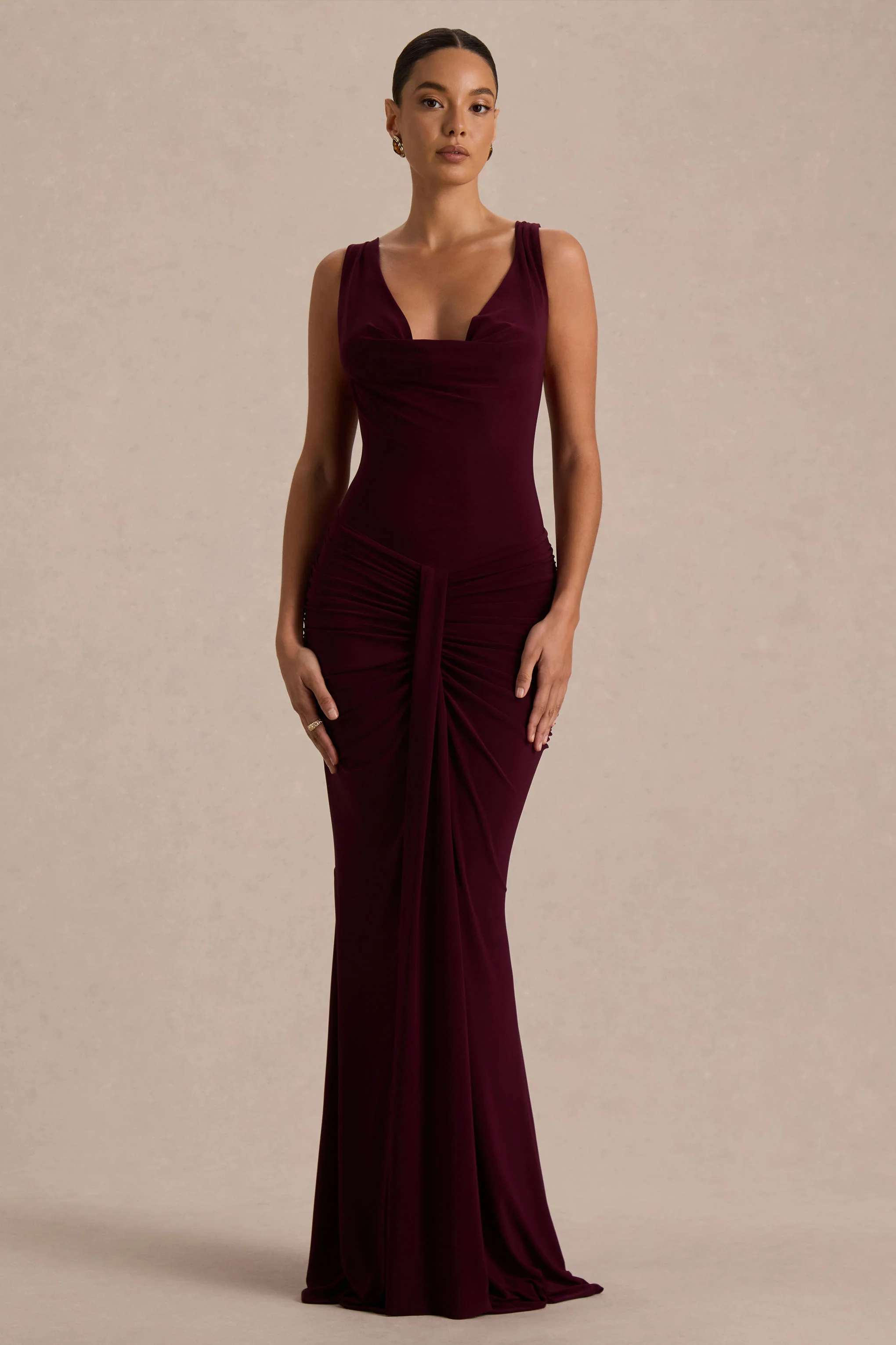 Mallie | Burgunderrotes Maxikleid mit Wasserfallausschnitt, offenem Rücken und Raffdetails - Image 3