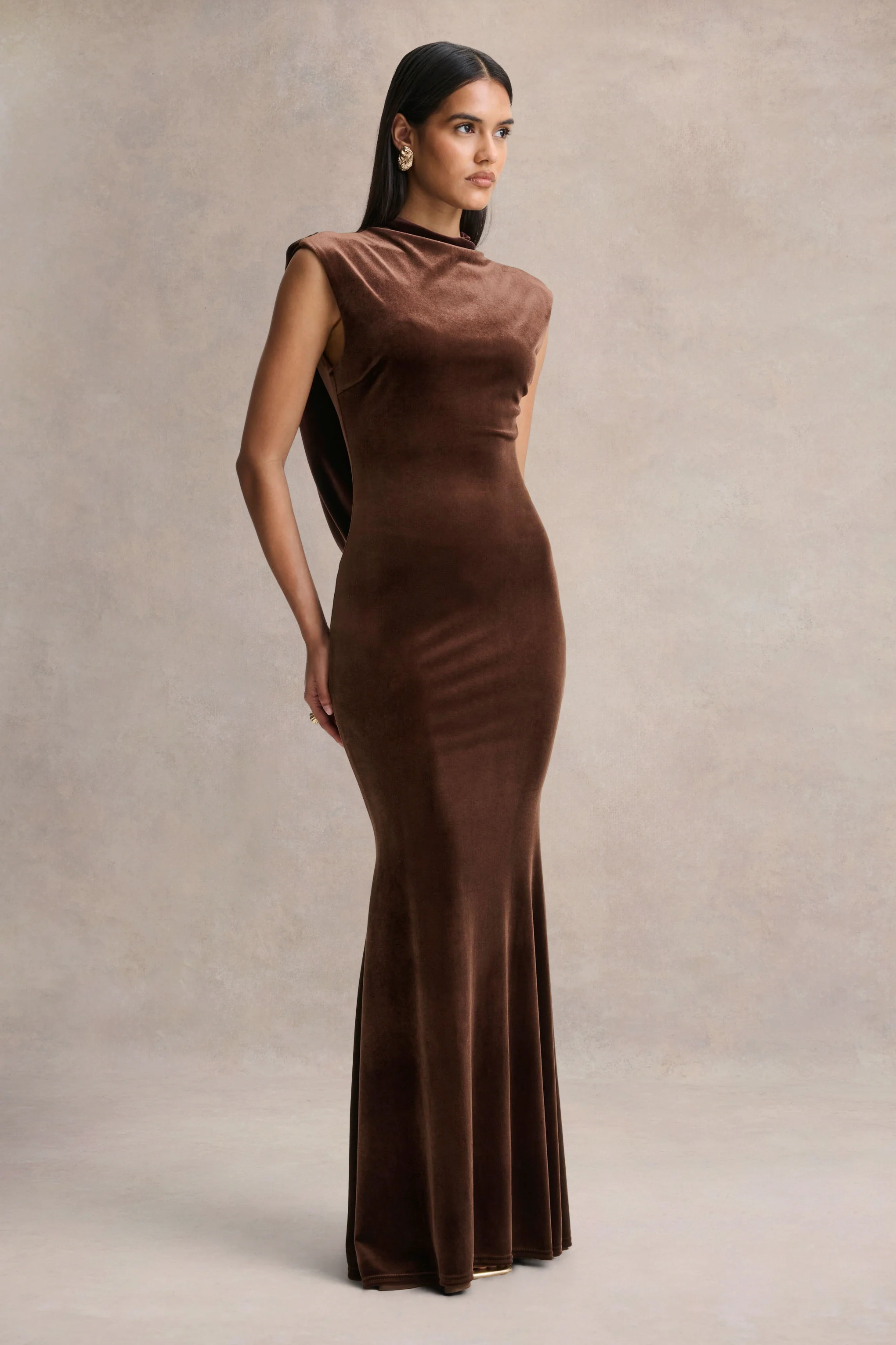 Malora | Braunes Samt-Maxikleid mit hohem Ausschnitt und offenem Rücken - Image 5