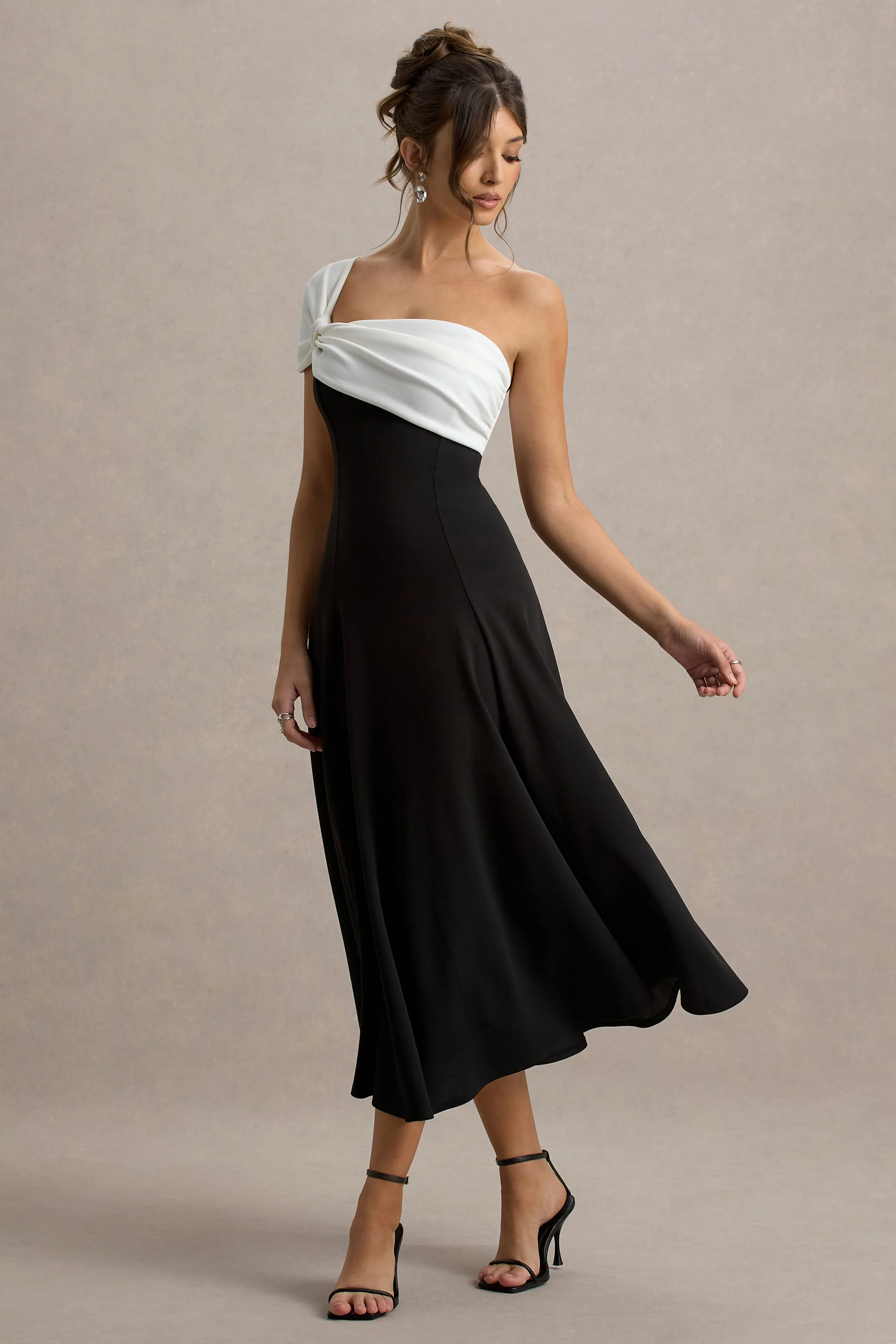 Malta | Schwarz-weißes Midikleid mit einer Schulter - Image 4