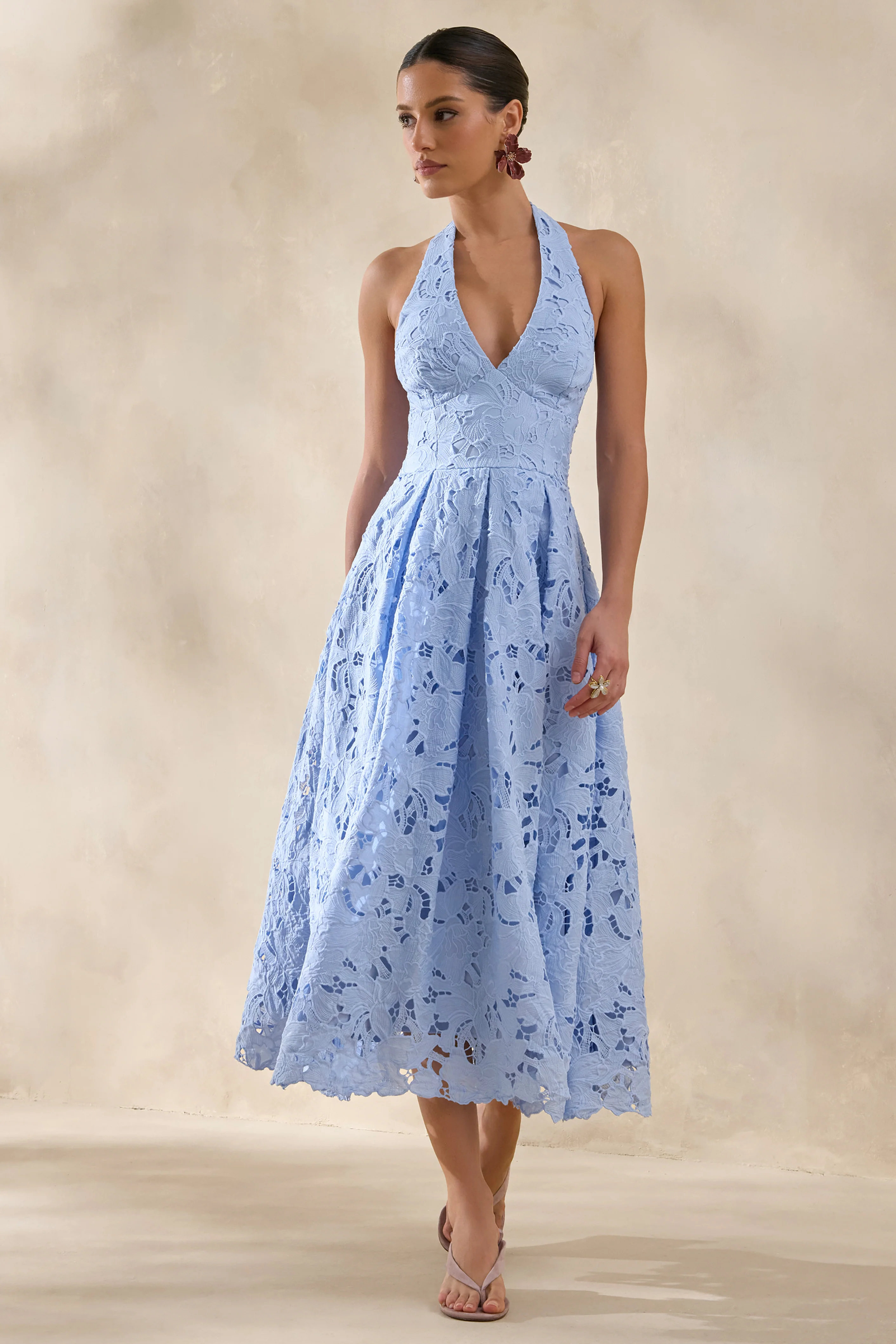 Maribel | Puderblaues Midikleid aus Spitze mit tiefem Ausschnitt - Image 5