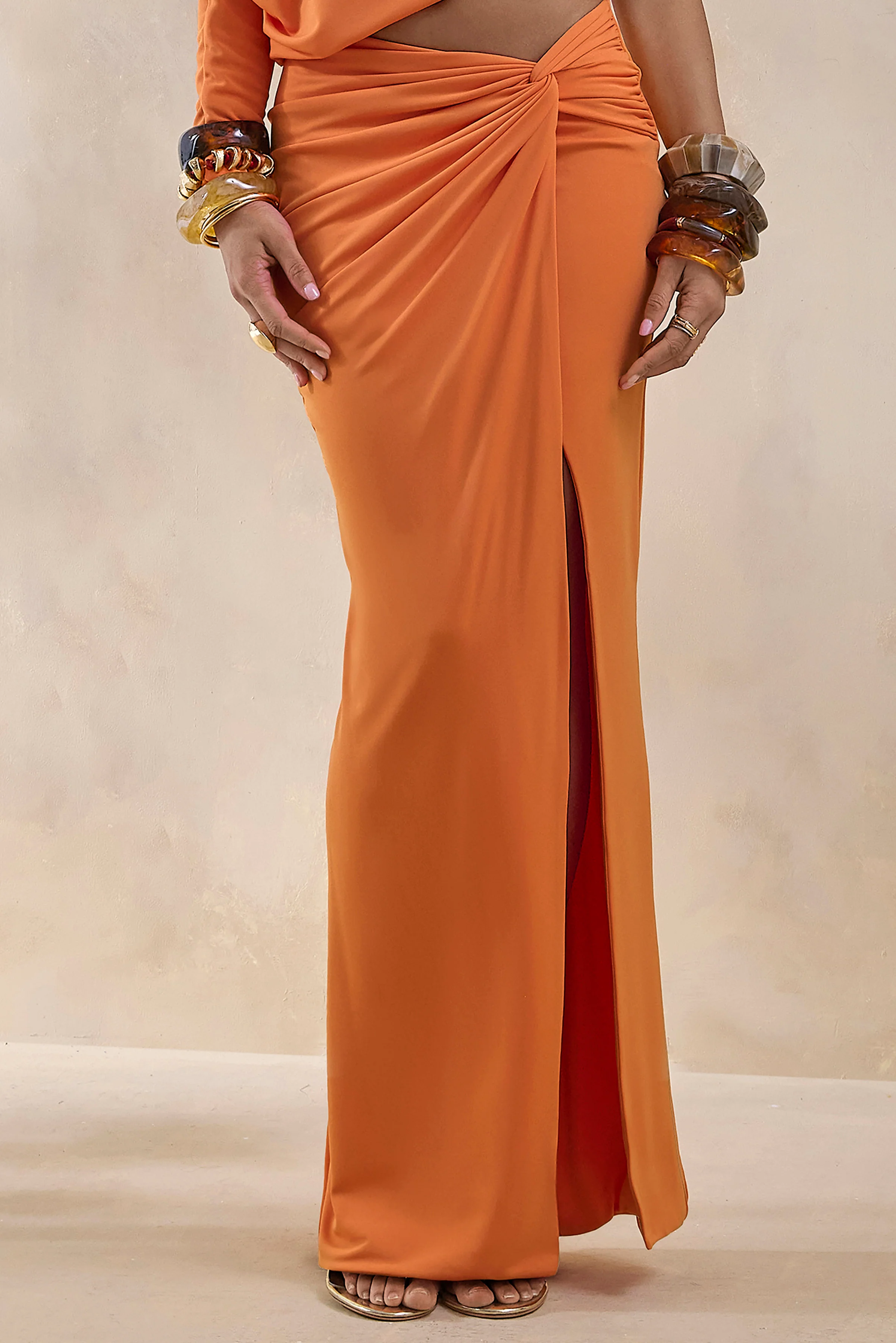 Marlena | Orangefarbener Maxirock mit gedrehtem Schlitz - Image 3