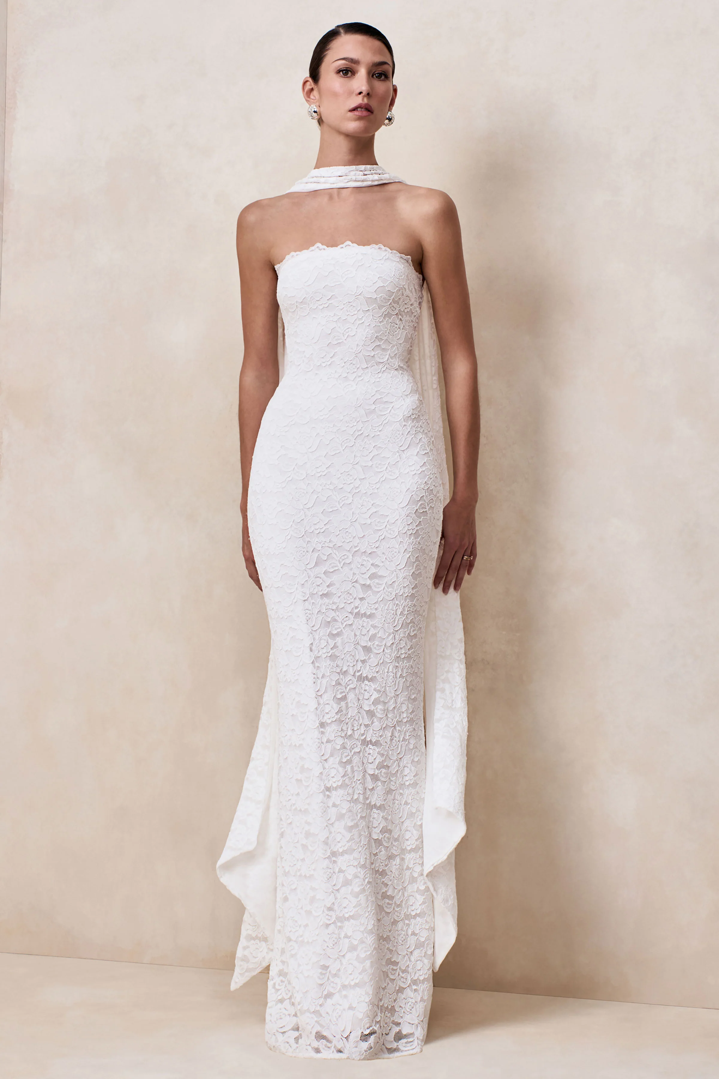 Massima | Weißes Spitzen Maxikleid mit Bandeau-Ausschnitt und Schal Detail - Image 6