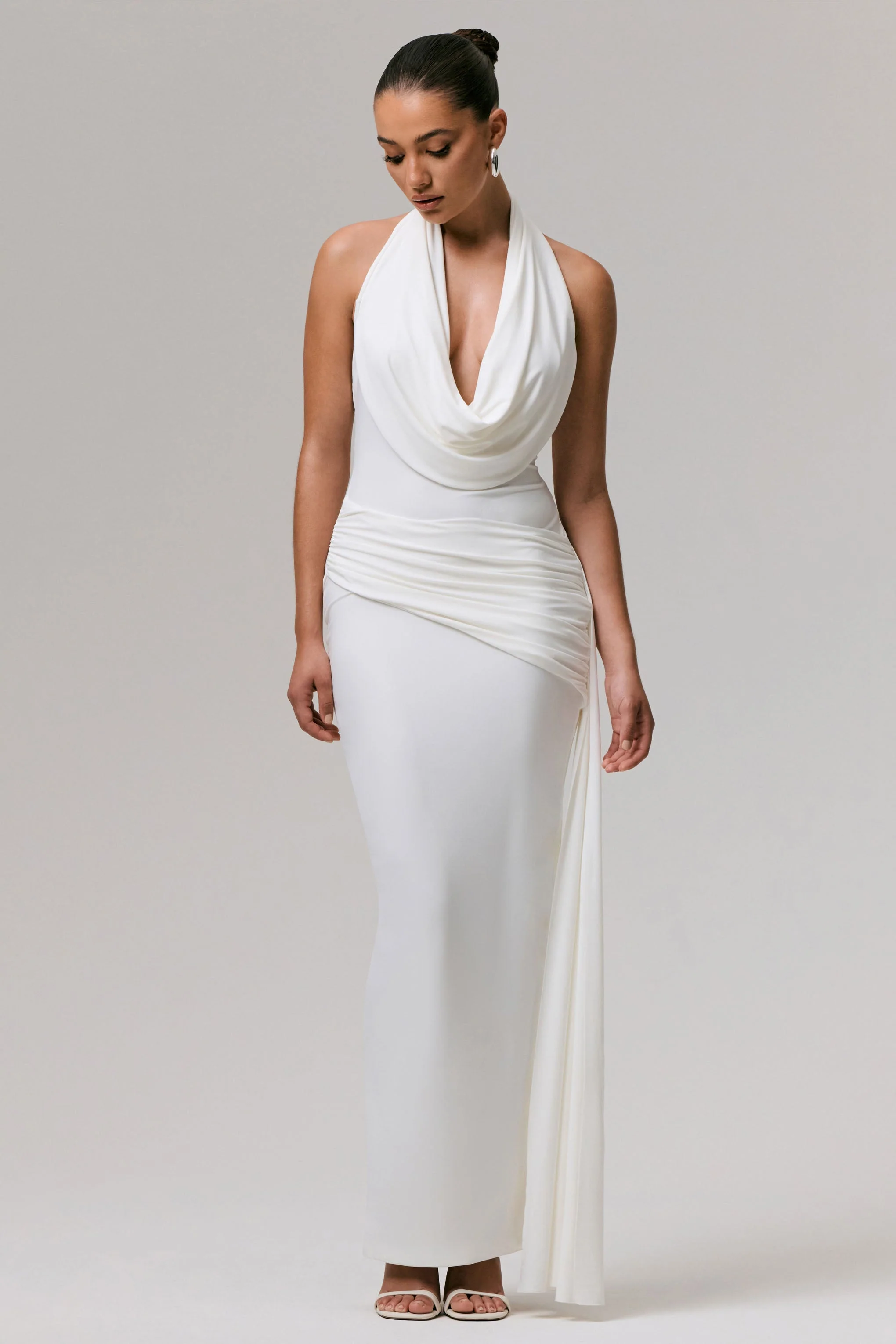 Maude | Weißes Maxikleid mit tiefem V-Ausschnitt, Raffung und Schleife - Image 3