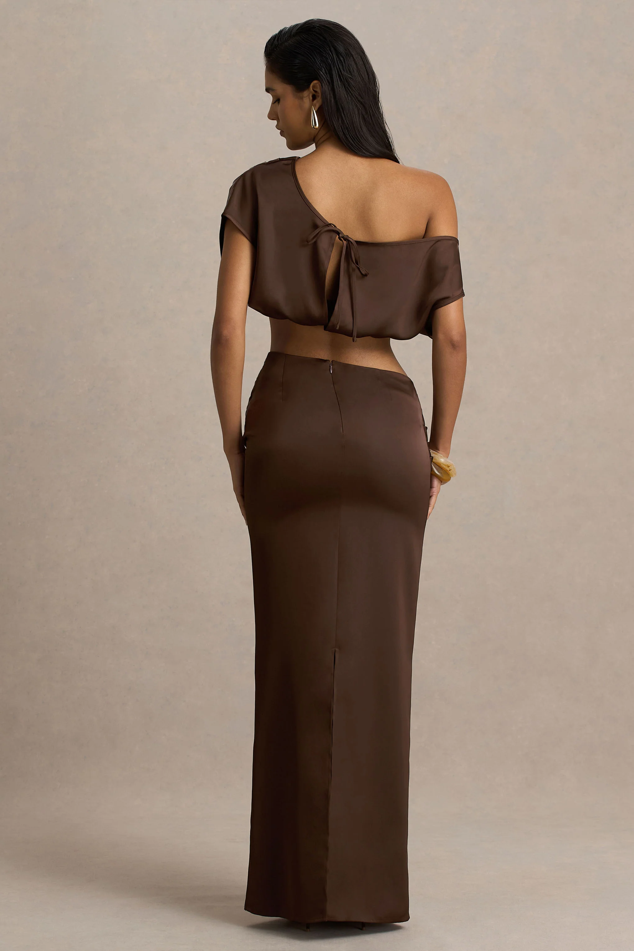 Megan | Brauner Satin-Maxirock mit Wickeldesign und Raffung - Image 2