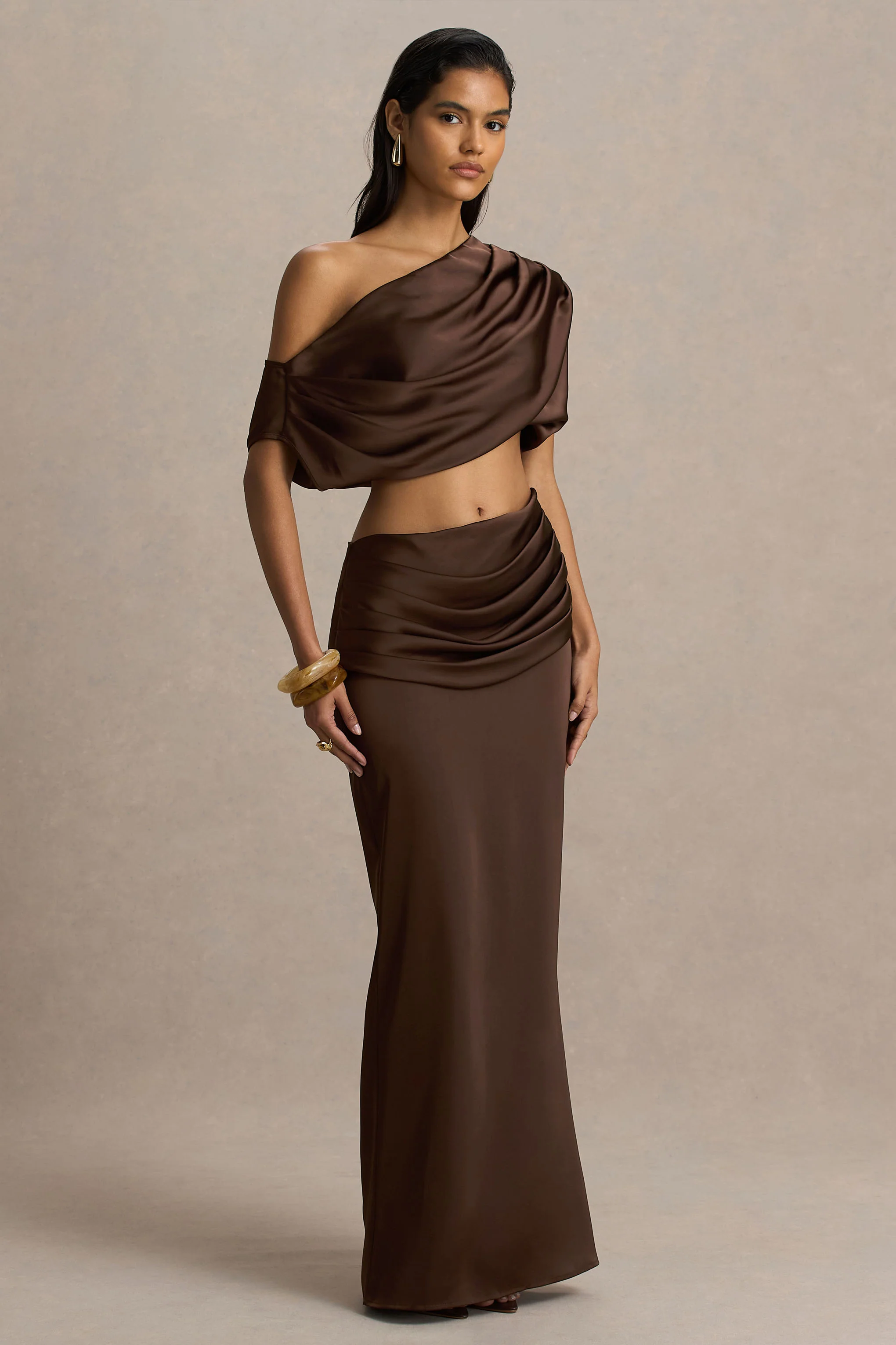 Megan | Brauner Satin-Maxirock mit Wickeldesign und Raffung - Image 6