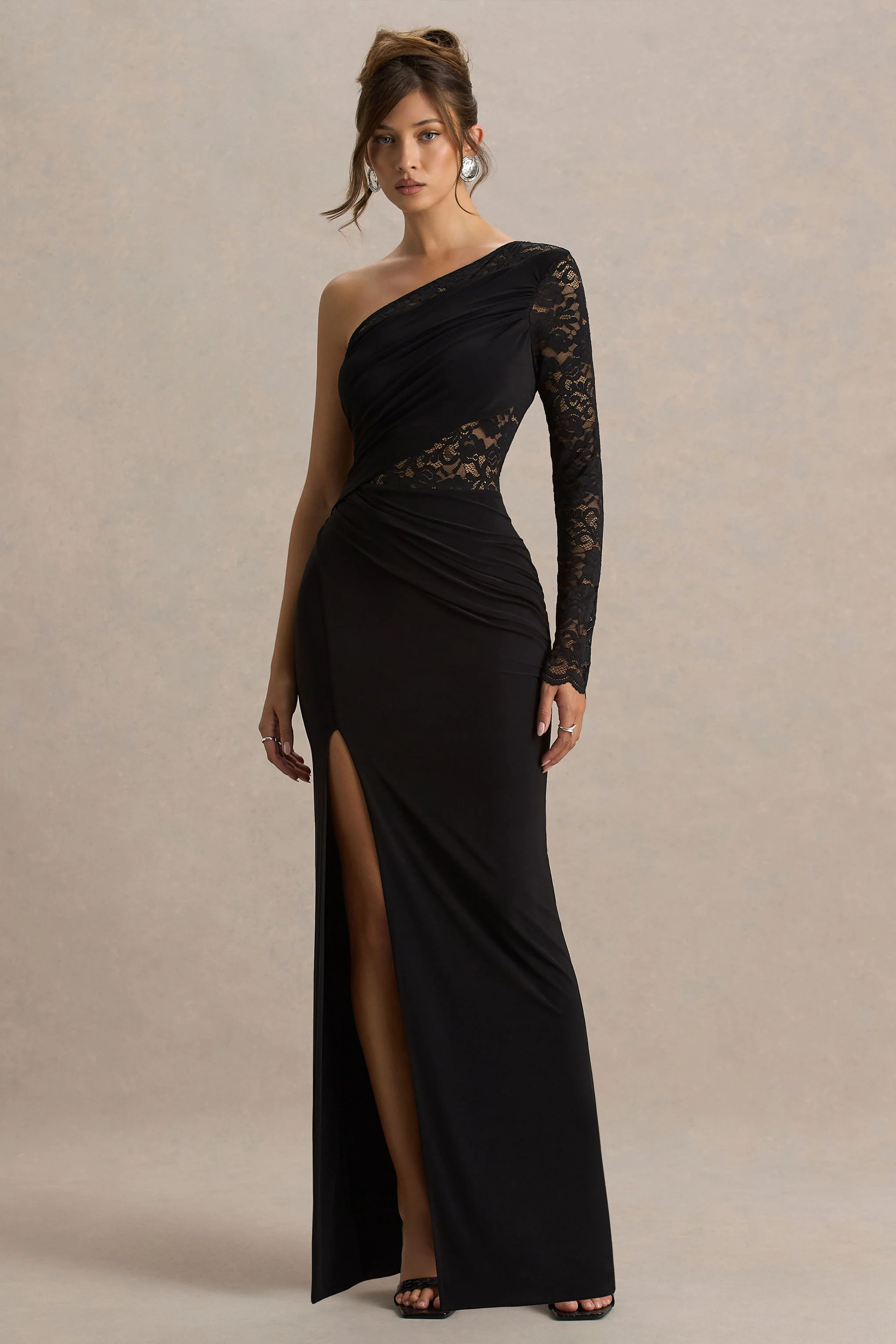 Melody | Schwarzes Maxikleid mit asymmetrischem Ausschnitt, Spitzen-Details und hohem Beinschlitz - Image 4