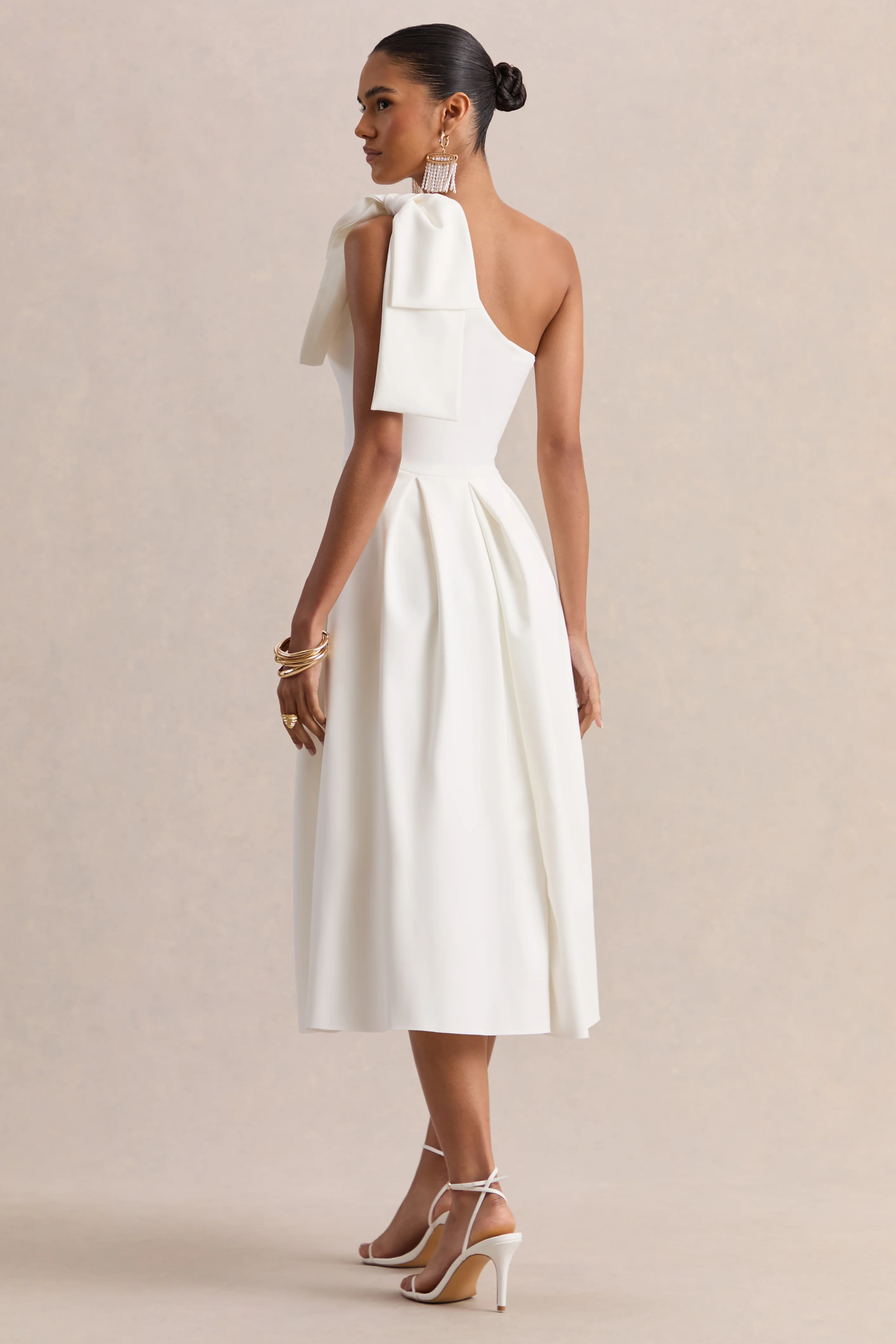 Meria | Weißes Midikleid mit asymmetrischem Ausschnitt und Schleifenärmeln - Image 2